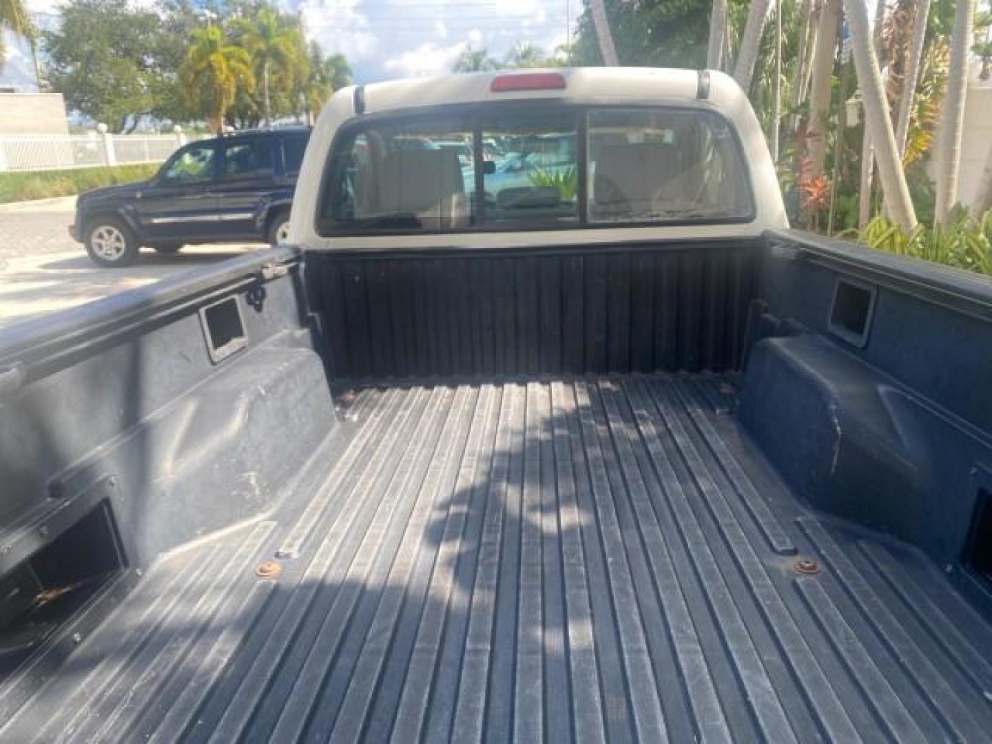 2009 Super White /Graphite Toyota Tacoma LOW MILES 25,398 1 OWNER (5TENX22N19Z) with an 2.7L DOHC EFI 16-Valve I4 VVT-i Engine engine, Automatic transmission, located at 4701 North Dixie Hwy, Pompano Beach, FL, 33064, (954) 422-2889, 26.240938, -80.123474 - OUR WEBPAGE FLORIDACARS1.COM HAS OVER 100 PHOTOS AND FREE CARFAX LINK 2009 TOYOTA TACOMA ICE COLD AC ONE OF A KIND FIND VIN: 5TENX22N19Z601422 5 T E N X 2 2 N 1 9 Z 6 0 1 4 2 2 PICKUP 2.7L I4 F DOHC 16V GASOLINE 28 MPG REAR WHEEL DRIVE Features ABS Brakes AM/FM Stereo Automatic Transmission Auxiliar - Photo#83