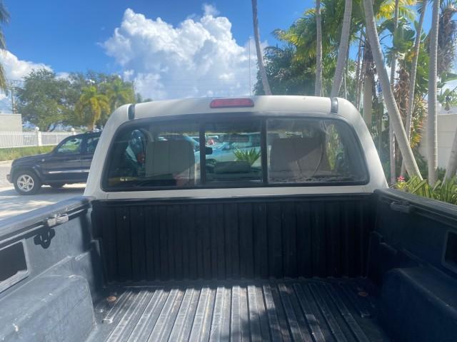 2009 Super White /Graphite Toyota Tacoma LOW MILES 25,398 1 OWNER (5TENX22N19Z) with an 2.7L DOHC EFI 16-Valve I4 VVT-i Engine engine, Automatic transmission, located at 4701 North Dixie Hwy, Pompano Beach, FL, 33064, (954) 422-2889, 26.240938, -80.123474 - OUR WEBPAGE FLORIDACARS1.COM HAS OVER 100 PHOTOS AND FREE CARFAX LINK 2009 TOYOTA TACOMA ICE COLD AC ONE OF A KIND FIND TOW PACKAGE VIN: 5TENX22N19Z601422 5 T E N X 2 2 N 1 9 Z 6 0 1 4 2 2 PICKUP 2.7L I4 F DOHC 16V GASOLINE 28 MPG REAR WHEEL DRIVE Features ABS Brakes AM/FM Stereo Automatic Transmiss - Photo#82