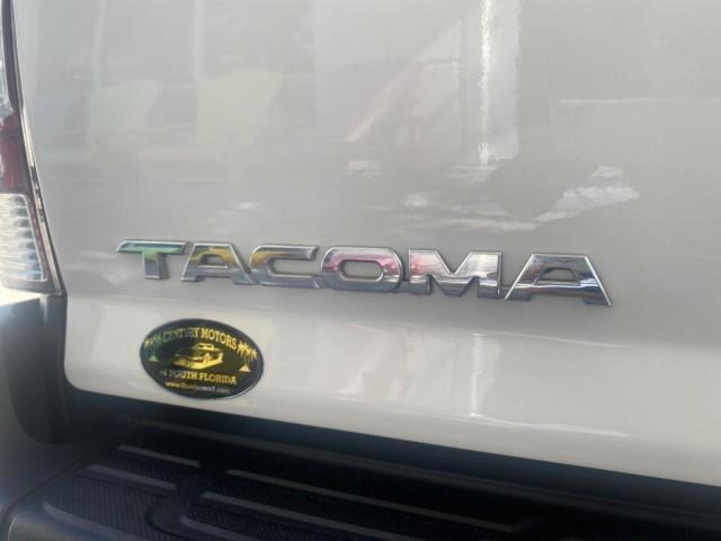 2009 Super White /Graphite Toyota Tacoma LOW MILES 25,398 1 OWNER (5TENX22N19Z) with an 2.7L DOHC EFI 16-Valve I4 VVT-i Engine engine, Automatic transmission, located at 4701 North Dixie Hwy, Pompano Beach, FL, 33064, (954) 422-2889, 26.240938, -80.123474 - OUR WEBPAGE FLORIDACARS1.COM HAS OVER 100 PHOTOS AND FREE CARFAX LINK 2009 TOYOTA TACOMA ICE COLD AC ONE OF A KIND FIND VIN: 5TENX22N19Z601422 5 T E N X 2 2 N 1 9 Z 6 0 1 4 2 2 PICKUP 2.7L I4 F DOHC 16V GASOLINE 28 MPG REAR WHEEL DRIVE Features ABS Brakes AM/FM Stereo Automatic Transmission Auxiliar - Photo#85