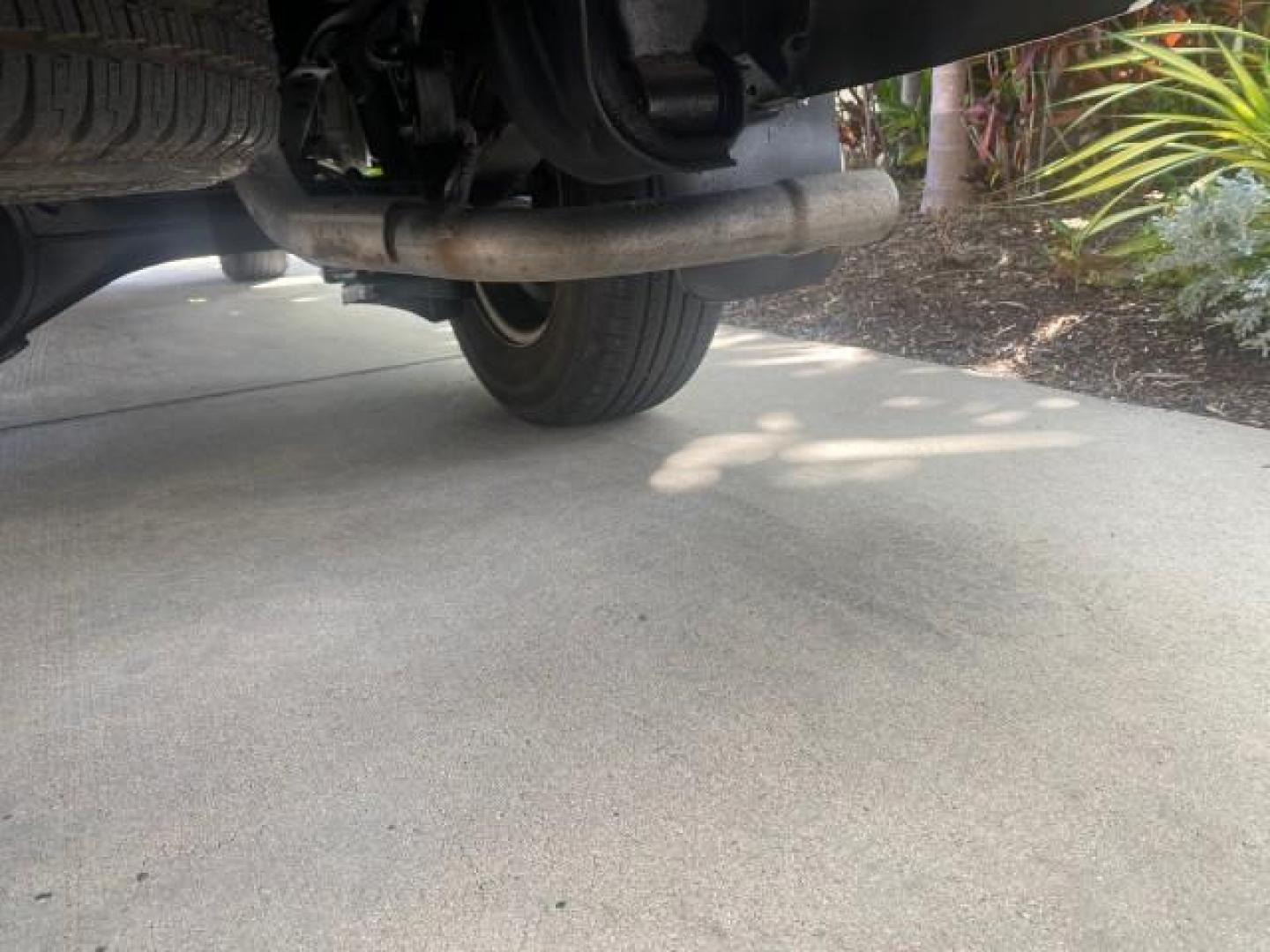 2009 Super White /Graphite Toyota Tacoma LOW MILES 25,398 1 OWNER (5TENX22N19Z) with an 2.7L DOHC EFI 16-Valve I4 VVT-i Engine engine, Automatic transmission, located at 4701 North Dixie Hwy, Pompano Beach, FL, 33064, (954) 422-2889, 26.240938, -80.123474 - OUR WEBPAGE FLORIDACARS1.COM HAS OVER 100 PHOTOS AND FREE CARFAX LINK 2009 TOYOTA TACOMA ICE COLD AC ONE OF A KIND FIND VIN: 5TENX22N19Z601422 5 T E N X 2 2 N 1 9 Z 6 0 1 4 2 2 PICKUP 2.7L I4 F DOHC 16V GASOLINE 28 MPG REAR WHEEL DRIVE Features ABS Brakes AM/FM Stereo Automatic Transmission Auxiliar - Photo#86