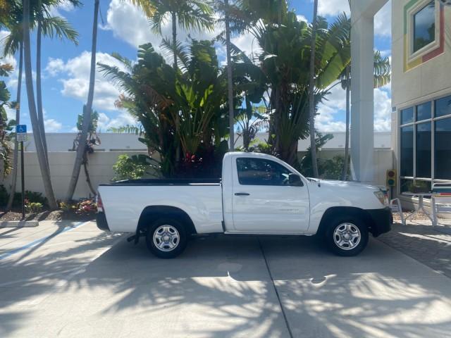 2009 Super White /Graphite Toyota Tacoma LOW MILES 25,398 1 OWNER (5TENX22N19Z) with an 2.7L DOHC EFI 16-Valve I4 VVT-i Engine engine, Automatic transmission, located at 4701 North Dixie Hwy, Pompano Beach, FL, 33064, (954) 422-2889, 26.240938, -80.123474 - OUR WEBPAGE FLORIDACARS1.COM HAS OVER 100 PHOTOS AND FREE CARFAX LINK 2009 TOYOTA TACOMA ICE COLD AC ONE OF A KIND FIND TOW PACKAGE VIN: 5TENX22N19Z601422 5 T E N X 2 2 N 1 9 Z 6 0 1 4 2 2 PICKUP 2.7L I4 F DOHC 16V GASOLINE 28 MPG REAR WHEEL DRIVE Features ABS Brakes AM/FM Stereo Automatic Transmiss - Photo#91