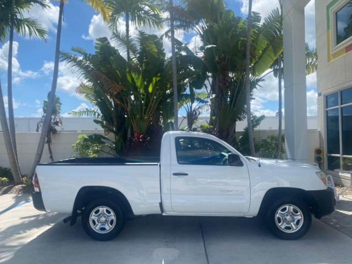 2009 Super White /Graphite Toyota Tacoma LOW MILES 25,398 1 OWNER (5TENX22N19Z) with an 2.7L DOHC EFI 16-Valve I4 VVT-i Engine engine, Automatic transmission, located at 4701 North Dixie Hwy, Pompano Beach, FL, 33064, (954) 422-2889, 26.240938, -80.123474 - OUR WEBPAGE FLORIDACARS1.COM HAS OVER 100 PHOTOS AND FREE CARFAX LINK 2009 TOYOTA TACOMA ICE COLD AC ONE OF A KIND FIND VIN: 5TENX22N19Z601422 5 T E N X 2 2 N 1 9 Z 6 0 1 4 2 2 PICKUP 2.7L I4 F DOHC 16V GASOLINE 28 MPG REAR WHEEL DRIVE Features ABS Brakes AM/FM Stereo Automatic Transmission Auxiliar - Photo#93