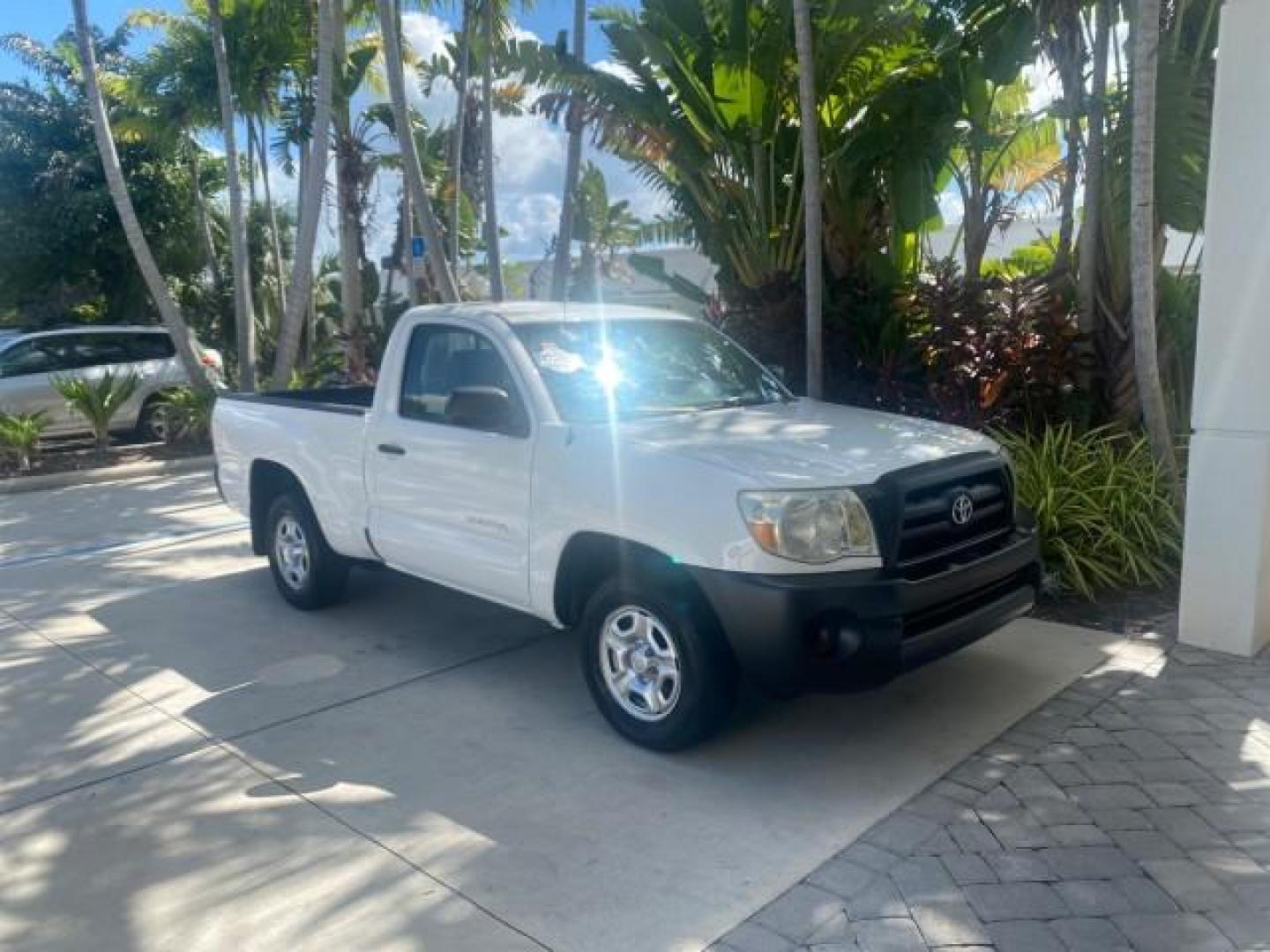 2009 Super White /Graphite Toyota Tacoma LOW MILES 25,398 1 OWNER (5TENX22N19Z) with an 2.7L DOHC EFI 16-Valve I4 VVT-i Engine engine, Automatic transmission, located at 4701 North Dixie Hwy, Pompano Beach, FL, 33064, (954) 422-2889, 26.240938, -80.123474 - OUR WEBPAGE FLORIDACARS1.COM HAS OVER 100 PHOTOS AND FREE CARFAX LINK 2009 TOYOTA TACOMA ICE COLD AC ONE OF A KIND FIND VIN: 5TENX22N19Z601422 5 T E N X 2 2 N 1 9 Z 6 0 1 4 2 2 PICKUP 2.7L I4 F DOHC 16V GASOLINE 28 MPG REAR WHEEL DRIVE Features ABS Brakes AM/FM Stereo Automatic Transmission Auxiliar - Photo#94