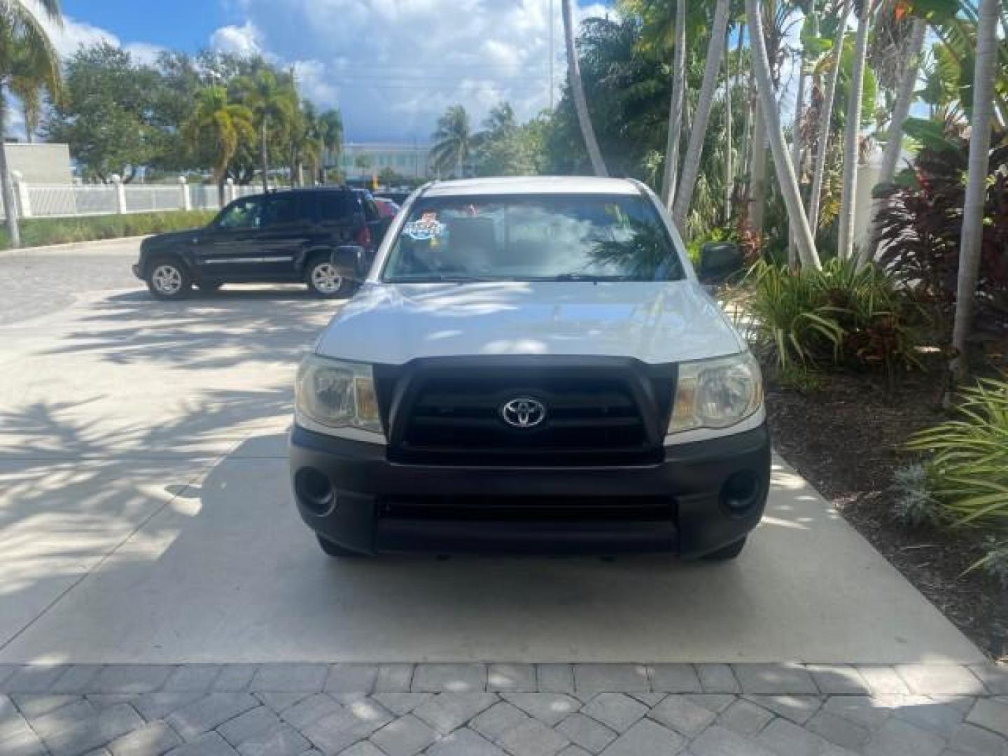 2009 Super White /Graphite Toyota Tacoma LOW MILES 25,398 1 OWNER (5TENX22N19Z) with an 2.7L DOHC EFI 16-Valve I4 VVT-i Engine engine, Automatic transmission, located at 4701 North Dixie Hwy, Pompano Beach, FL, 33064, (954) 422-2889, 26.240938, -80.123474 - OUR WEBPAGE FLORIDACARS1.COM HAS OVER 100 PHOTOS AND FREE CARFAX LINK 2009 TOYOTA TACOMA ICE COLD AC ONE OF A KIND FIND VIN: 5TENX22N19Z601422 5 T E N X 2 2 N 1 9 Z 6 0 1 4 2 2 PICKUP 2.7L I4 F DOHC 16V GASOLINE 28 MPG REAR WHEEL DRIVE Features ABS Brakes AM/FM Stereo Automatic Transmission Auxiliar - Photo#95