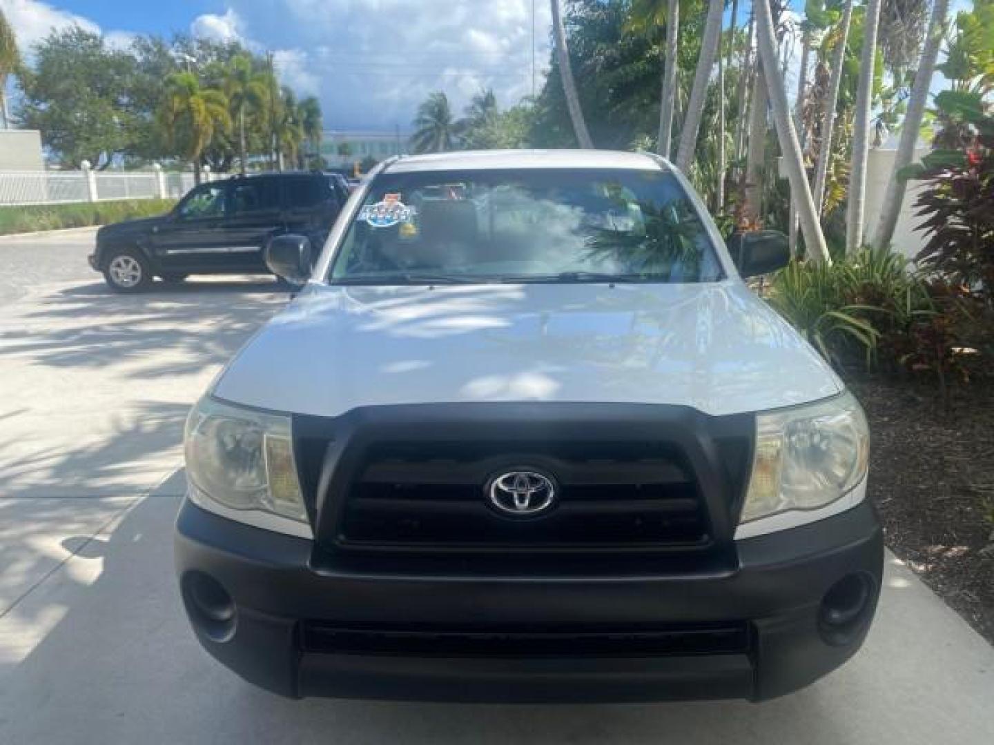 2009 Super White /Graphite Toyota Tacoma LOW MILES 25,398 1 OWNER (5TENX22N19Z) with an 2.7L DOHC EFI 16-Valve I4 VVT-i Engine engine, Automatic transmission, located at 4701 North Dixie Hwy, Pompano Beach, FL, 33064, (954) 422-2889, 26.240938, -80.123474 - OUR WEBPAGE FLORIDACARS1.COM HAS OVER 100 PHOTOS AND FREE CARFAX LINK 2009 TOYOTA TACOMA ICE COLD AC ONE OF A KIND FIND VIN: 5TENX22N19Z601422 5 T E N X 2 2 N 1 9 Z 6 0 1 4 2 2 PICKUP 2.7L I4 F DOHC 16V GASOLINE 28 MPG REAR WHEEL DRIVE Features ABS Brakes AM/FM Stereo Automatic Transmission Auxiliar - Photo#96