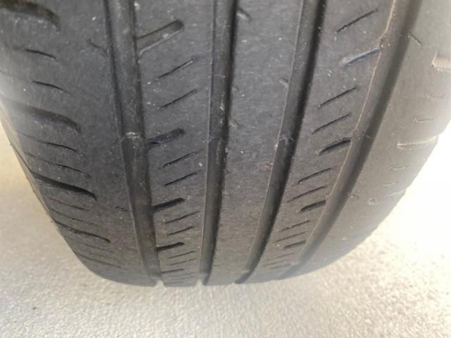 2009 Super White /Graphite Toyota Tacoma LOW MILES 25,398 1 OWNER (5TENX22N19Z) with an 2.7L DOHC EFI 16-Valve I4 VVT-i Engine engine, Automatic transmission, located at 4701 North Dixie Hwy, Pompano Beach, FL, 33064, (954) 422-2889, 26.240938, -80.123474 - OUR WEBPAGE FLORIDACARS1.COM HAS OVER 100 PHOTOS AND FREE CARFAX LINK 2009 TOYOTA TACOMA ICE COLD AC ONE OF A KIND FIND VIN: 5TENX22N19Z601422 5 T E N X 2 2 N 1 9 Z 6 0 1 4 2 2 PICKUP 2.7L I4 F DOHC 16V GASOLINE 28 MPG REAR WHEEL DRIVE Features ABS Brakes AM/FM Stereo Automatic Transmission Auxiliar - Photo#98