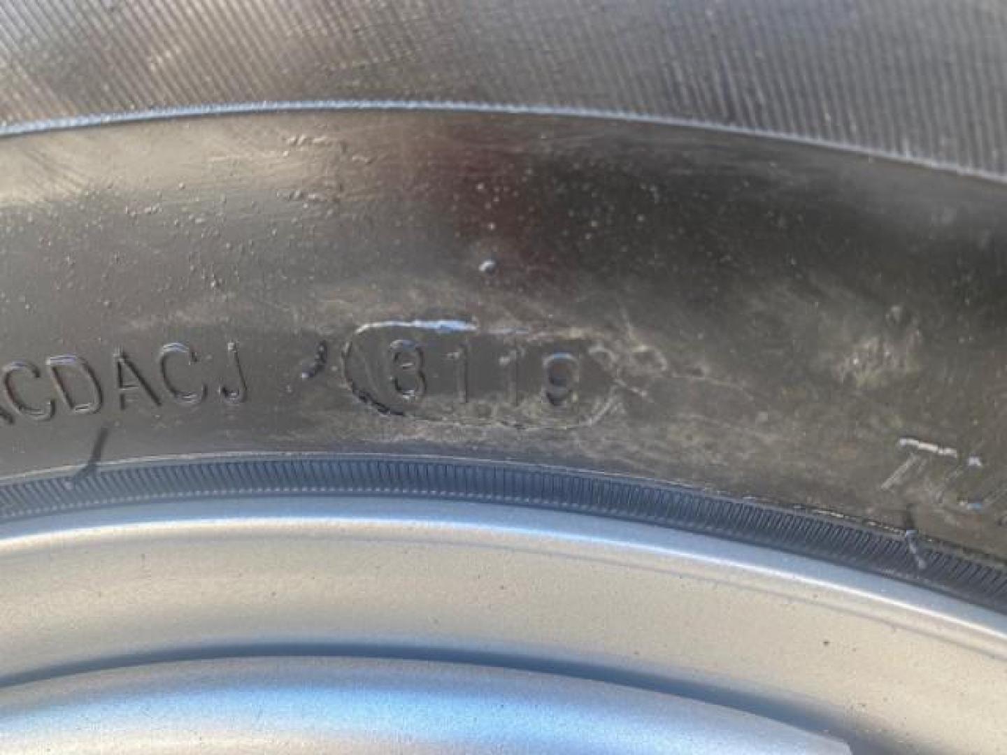 2009 Super White /Graphite Toyota Tacoma LOW MILES 25,398 1 OWNER (5TENX22N19Z) with an 2.7L DOHC EFI 16-Valve I4 VVT-i Engine engine, Automatic transmission, located at 4701 North Dixie Hwy, Pompano Beach, FL, 33064, (954) 422-2889, 26.240938, -80.123474 - OUR WEBPAGE FLORIDACARS1.COM HAS OVER 100 PHOTOS AND FREE CARFAX LINK 2009 TOYOTA TACOMA ICE COLD AC ONE OF A KIND FIND VIN: 5TENX22N19Z601422 5 T E N X 2 2 N 1 9 Z 6 0 1 4 2 2 PICKUP 2.7L I4 F DOHC 16V GASOLINE 28 MPG REAR WHEEL DRIVE Features ABS Brakes AM/FM Stereo Automatic Transmission Auxiliar - Photo#99