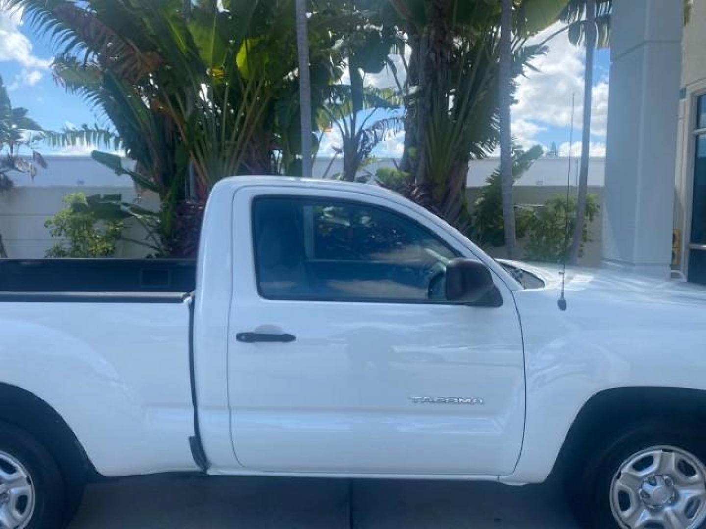 2009 Super White /Graphite Toyota Tacoma LOW MILES 25,398 1 OWNER (5TENX22N19Z) with an 2.7L DOHC EFI 16-Valve I4 VVT-i Engine engine, Automatic transmission, located at 4701 North Dixie Hwy, Pompano Beach, FL, 33064, (954) 422-2889, 26.240938, -80.123474 - OUR WEBPAGE FLORIDACARS1.COM HAS OVER 100 PHOTOS AND FREE CARFAX LINK 2009 TOYOTA TACOMA ICE COLD AC ONE OF A KIND FIND TOW PACKAGE VIN: 5TENX22N19Z601422 5 T E N X 2 2 N 1 9 Z 6 0 1 4 2 2 PICKUP 2.7L I4 F DOHC 16V GASOLINE 28 MPG REAR WHEEL DRIVE Features ABS Brakes AM/FM Stereo Automatic Transmiss - Photo#99