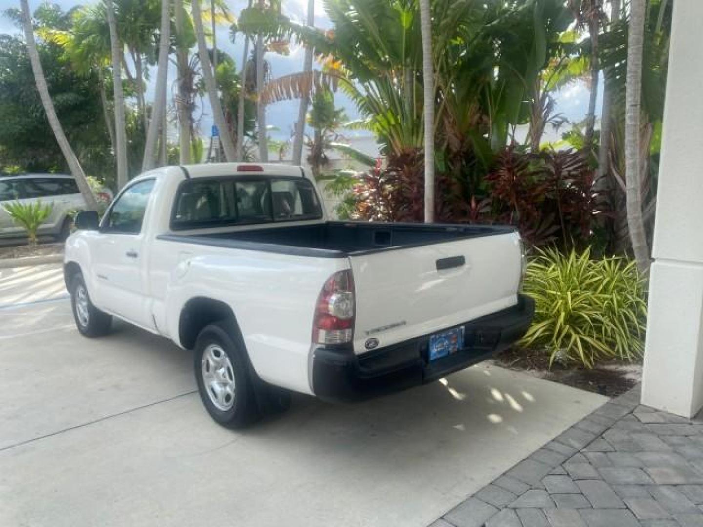 2009 Super White /Graphite Toyota Tacoma LOW MILES 25,398 1 OWNER (5TENX22N19Z) with an 2.7L DOHC EFI 16-Valve I4 VVT-i Engine engine, Automatic transmission, located at 4701 North Dixie Hwy, Pompano Beach, FL, 33064, (954) 422-2889, 26.240938, -80.123474 - OUR WEBPAGE FLORIDACARS1.COM HAS OVER 100 PHOTOS AND FREE CARFAX LINK 2009 TOYOTA TACOMA ICE COLD AC ONE OF A KIND FIND VIN: 5TENX22N19Z601422 5 T E N X 2 2 N 1 9 Z 6 0 1 4 2 2 PICKUP 2.7L I4 F DOHC 16V GASOLINE 28 MPG REAR WHEEL DRIVE Features ABS Brakes AM/FM Stereo Automatic Transmission Auxiliar - Photo#5
