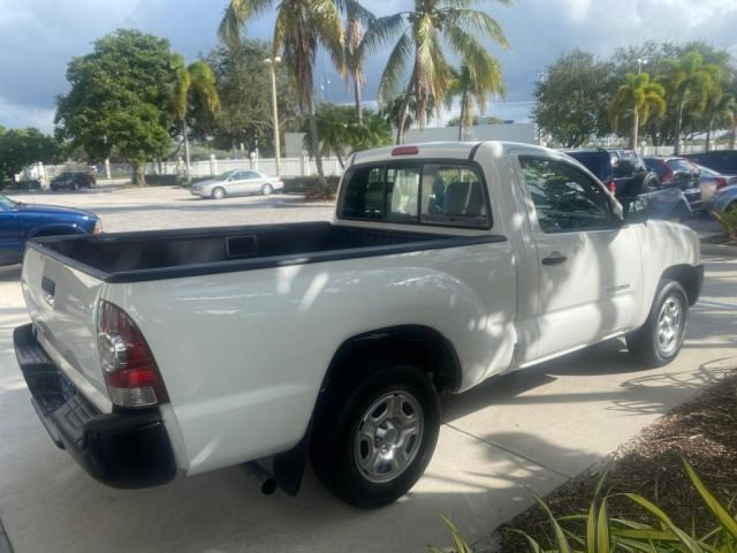 2009 Super White /Graphite Toyota Tacoma LOW MILES 25,398 1 OWNER (5TENX22N19Z) with an 2.7L DOHC EFI 16-Valve I4 VVT-i Engine engine, Automatic transmission, located at 4701 North Dixie Hwy, Pompano Beach, FL, 33064, (954) 422-2889, 26.240938, -80.123474 - OUR WEBPAGE FLORIDACARS1.COM HAS OVER 100 PHOTOS AND FREE CARFAX LINK 2009 TOYOTA TACOMA ICE COLD AC ONE OF A KIND FIND VIN: 5TENX22N19Z601422 5 T E N X 2 2 N 1 9 Z 6 0 1 4 2 2 PICKUP 2.7L I4 F DOHC 16V GASOLINE 28 MPG REAR WHEEL DRIVE Features ABS Brakes AM/FM Stereo Automatic Transmission Auxiliar - Photo#7