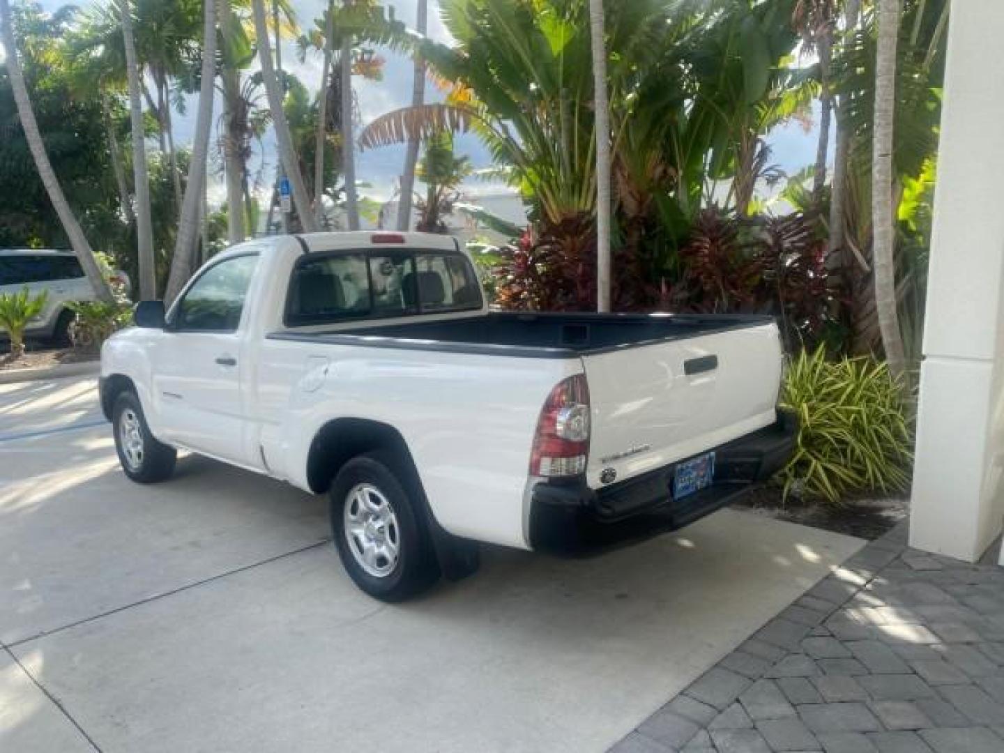 2009 Super White /Graphite Toyota Tacoma LOW MILES 25,398 1 OWNER (5TENX22N19Z) with an 2.7L DOHC EFI 16-Valve I4 VVT-i Engine engine, Automatic transmission, located at 4701 North Dixie Hwy, Pompano Beach, FL, 33064, (954) 422-2889, 26.240938, -80.123474 - OUR WEBPAGE FLORIDACARS1.COM HAS OVER 100 PHOTOS AND FREE CARFAX LINK 2009 TOYOTA TACOMA ICE COLD AC ONE OF A KIND FIND VIN: 5TENX22N19Z601422 5 T E N X 2 2 N 1 9 Z 6 0 1 4 2 2 PICKUP 2.7L I4 F DOHC 16V GASOLINE 28 MPG REAR WHEEL DRIVE Features ABS Brakes AM/FM Stereo Automatic Transmission Auxiliar - Photo#33