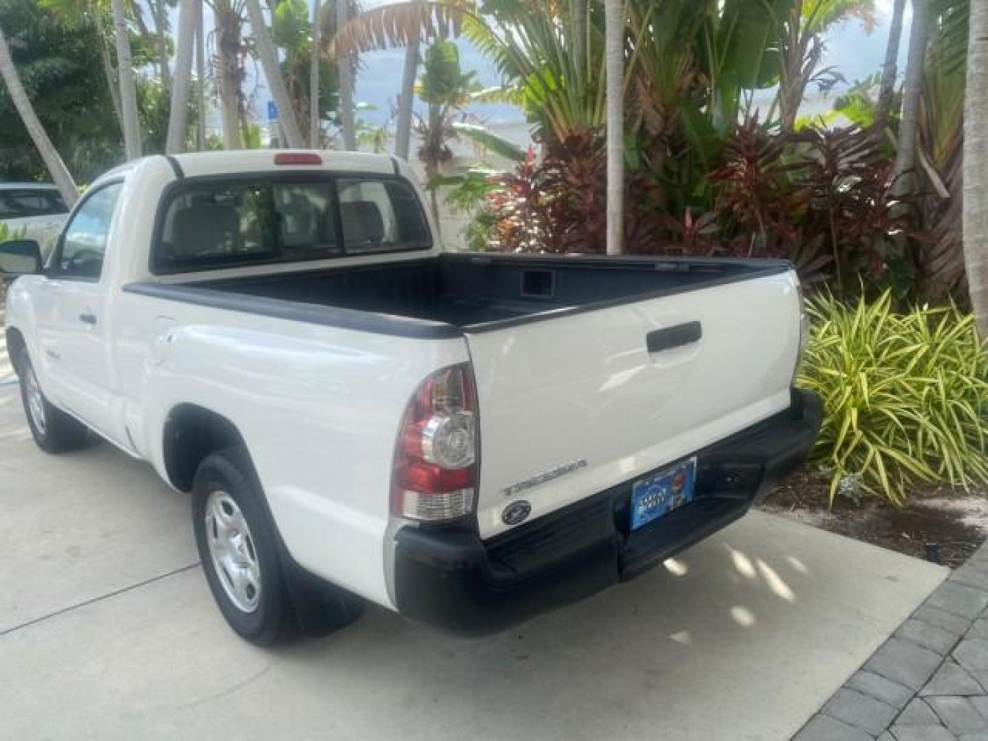 2009 Super White /Graphite Toyota Tacoma LOW MILES 25,398 1 OWNER (5TENX22N19Z) with an 2.7L DOHC EFI 16-Valve I4 VVT-i Engine engine, Automatic transmission, located at 4701 North Dixie Hwy, Pompano Beach, FL, 33064, (954) 422-2889, 26.240938, -80.123474 - OUR WEBPAGE FLORIDACARS1.COM HAS OVER 100 PHOTOS AND FREE CARFAX LINK 2009 TOYOTA TACOMA ICE COLD AC ONE OF A KIND FIND VIN: 5TENX22N19Z601422 5 T E N X 2 2 N 1 9 Z 6 0 1 4 2 2 PICKUP 2.7L I4 F DOHC 16V GASOLINE 28 MPG REAR WHEEL DRIVE Features ABS Brakes AM/FM Stereo Automatic Transmission Auxiliar - Photo#34