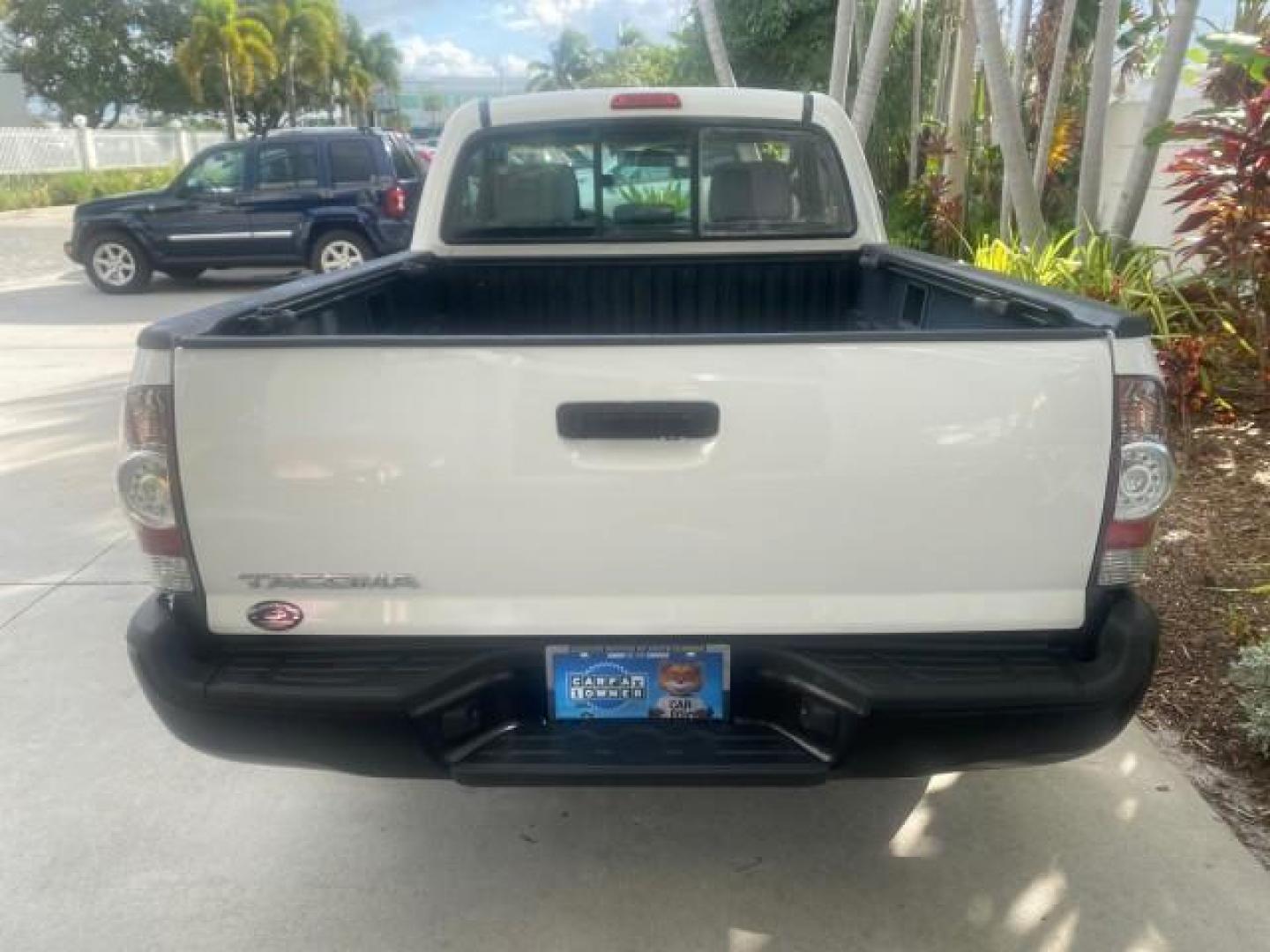 2009 Super White /Graphite Toyota Tacoma LOW MILES 25,398 1 OWNER (5TENX22N19Z) with an 2.7L DOHC EFI 16-Valve I4 VVT-i Engine engine, Automatic transmission, located at 4701 North Dixie Hwy, Pompano Beach, FL, 33064, (954) 422-2889, 26.240938, -80.123474 - OUR WEBPAGE FLORIDACARS1.COM HAS OVER 100 PHOTOS AND FREE CARFAX LINK 2009 TOYOTA TACOMA ICE COLD AC ONE OF A KIND FIND VIN: 5TENX22N19Z601422 5 T E N X 2 2 N 1 9 Z 6 0 1 4 2 2 PICKUP 2.7L I4 F DOHC 16V GASOLINE 28 MPG REAR WHEEL DRIVE Features ABS Brakes AM/FM Stereo Automatic Transmission Auxiliar - Photo#36