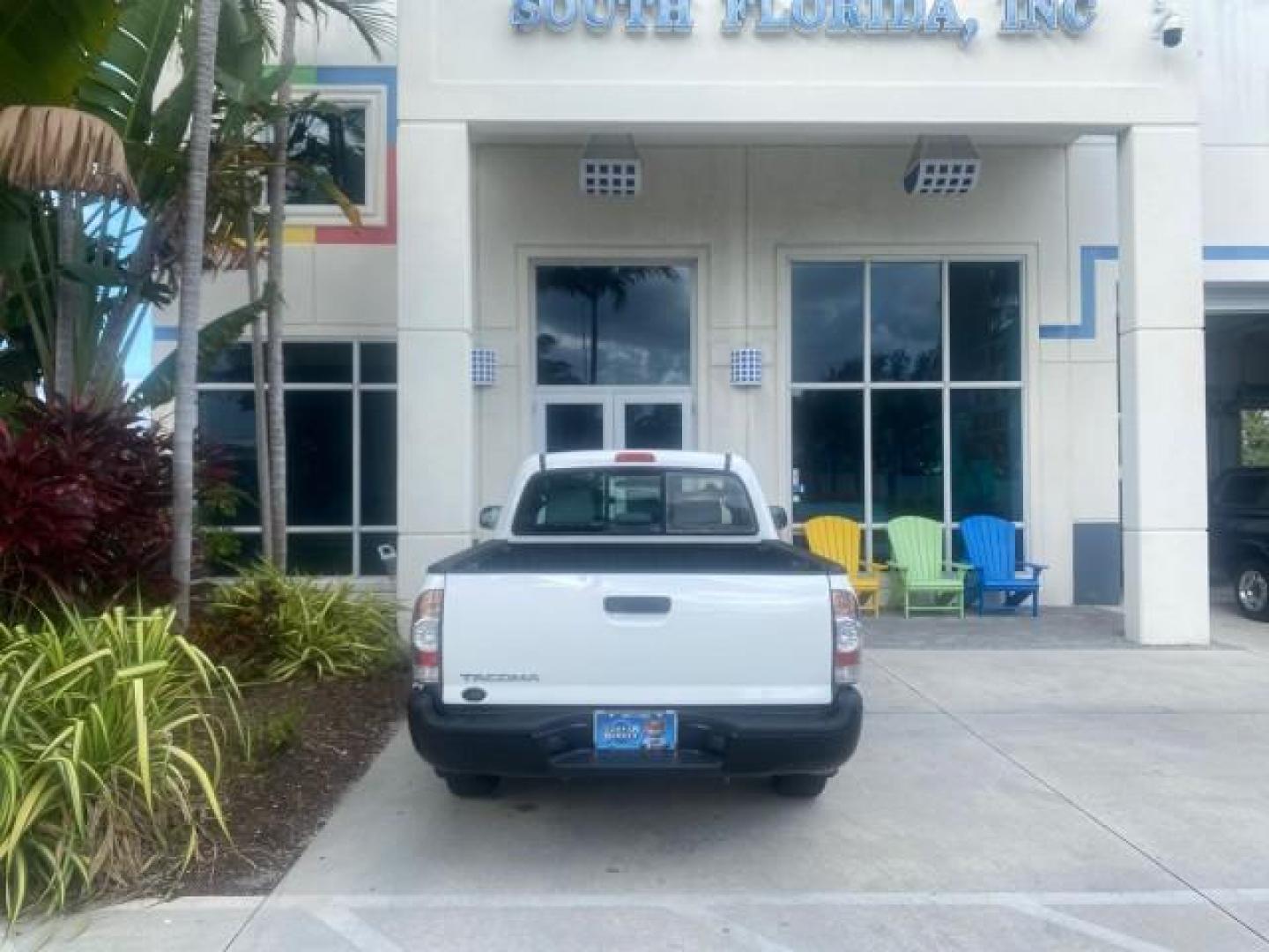 2009 Super White /Graphite Toyota Tacoma LOW MILES 25,398 1 OWNER (5TENX22N19Z) with an 2.7L DOHC EFI 16-Valve I4 VVT-i Engine engine, Automatic transmission, located at 4701 North Dixie Hwy, Pompano Beach, FL, 33064, (954) 422-2889, 26.240938, -80.123474 - OUR WEBPAGE FLORIDACARS1.COM HAS OVER 100 PHOTOS AND FREE CARFAX LINK 2009 TOYOTA TACOMA ICE COLD AC ONE OF A KIND FIND VIN: 5TENX22N19Z601422 5 T E N X 2 2 N 1 9 Z 6 0 1 4 2 2 PICKUP 2.7L I4 F DOHC 16V GASOLINE 28 MPG REAR WHEEL DRIVE Features ABS Brakes AM/FM Stereo Automatic Transmission Auxiliar - Photo#87