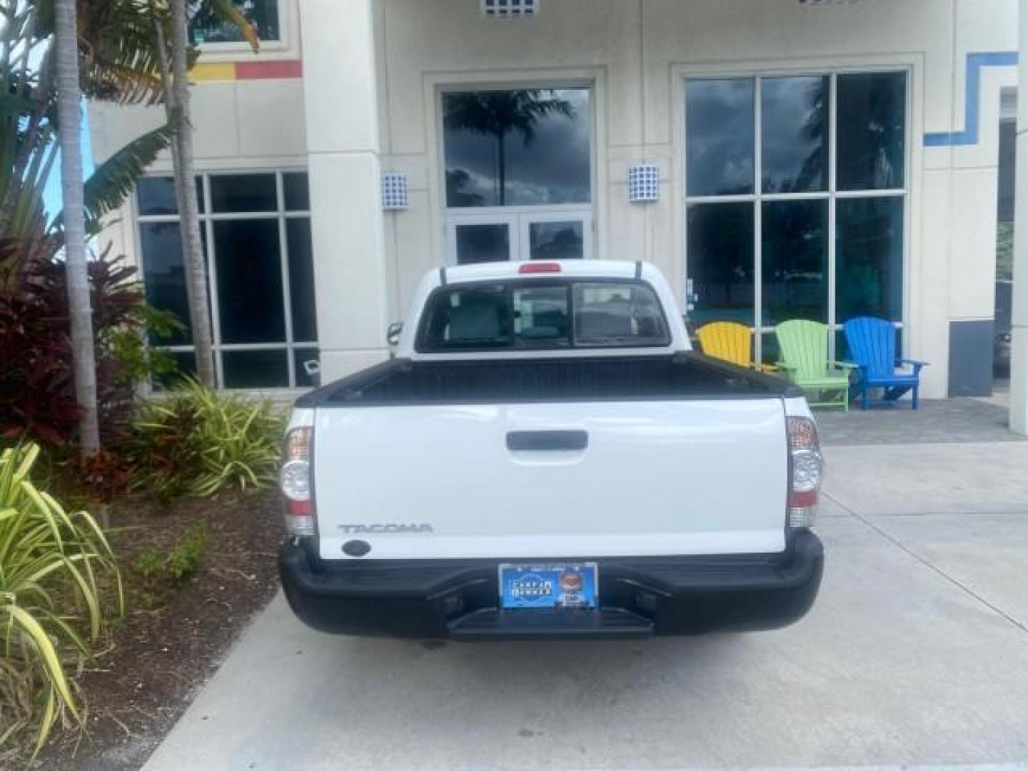 2009 Super White /Graphite Toyota Tacoma LOW MILES 25,398 1 OWNER (5TENX22N19Z) with an 2.7L DOHC EFI 16-Valve I4 VVT-i Engine engine, Automatic transmission, located at 4701 North Dixie Hwy, Pompano Beach, FL, 33064, (954) 422-2889, 26.240938, -80.123474 - OUR WEBPAGE FLORIDACARS1.COM HAS OVER 100 PHOTOS AND FREE CARFAX LINK 2009 TOYOTA TACOMA ICE COLD AC ONE OF A KIND FIND VIN: 5TENX22N19Z601422 5 T E N X 2 2 N 1 9 Z 6 0 1 4 2 2 PICKUP 2.7L I4 F DOHC 16V GASOLINE 28 MPG REAR WHEEL DRIVE Features ABS Brakes AM/FM Stereo Automatic Transmission Auxiliar - Photo#88