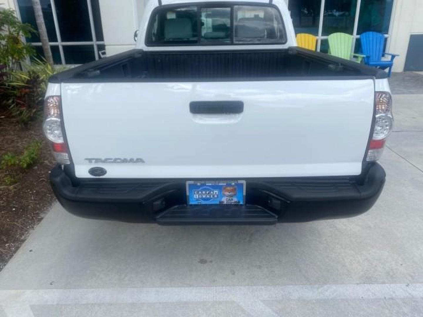 2009 Super White /Graphite Toyota Tacoma LOW MILES 25,398 1 OWNER (5TENX22N19Z) with an 2.7L DOHC EFI 16-Valve I4 VVT-i Engine engine, Automatic transmission, located at 4701 North Dixie Hwy, Pompano Beach, FL, 33064, (954) 422-2889, 26.240938, -80.123474 - OUR WEBPAGE FLORIDACARS1.COM HAS OVER 100 PHOTOS AND FREE CARFAX LINK 2009 TOYOTA TACOMA ICE COLD AC ONE OF A KIND FIND VIN: 5TENX22N19Z601422 5 T E N X 2 2 N 1 9 Z 6 0 1 4 2 2 PICKUP 2.7L I4 F DOHC 16V GASOLINE 28 MPG REAR WHEEL DRIVE Features ABS Brakes AM/FM Stereo Automatic Transmission Auxiliar - Photo#89