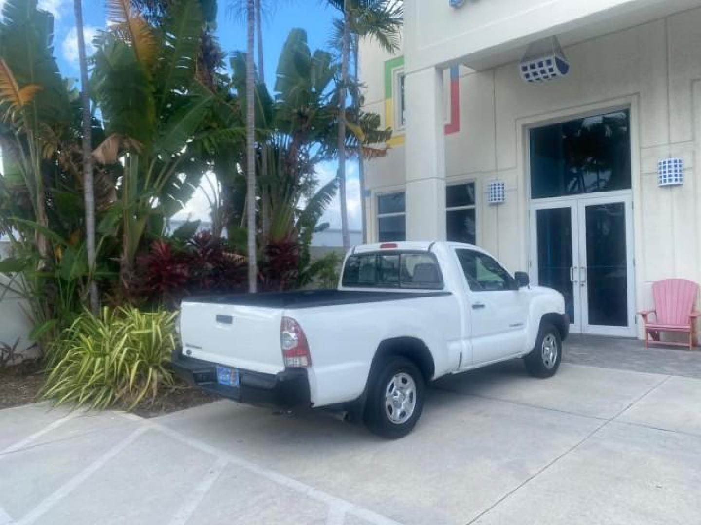 2009 Super White /Graphite Toyota Tacoma LOW MILES 25,398 1 OWNER (5TENX22N19Z) with an 2.7L DOHC EFI 16-Valve I4 VVT-i Engine engine, Automatic transmission, located at 4701 North Dixie Hwy, Pompano Beach, FL, 33064, (954) 422-2889, 26.240938, -80.123474 - OUR WEBPAGE FLORIDACARS1.COM HAS OVER 100 PHOTOS AND FREE CARFAX LINK 2009 TOYOTA TACOMA ICE COLD AC ONE OF A KIND FIND VIN: 5TENX22N19Z601422 5 T E N X 2 2 N 1 9 Z 6 0 1 4 2 2 PICKUP 2.7L I4 F DOHC 16V GASOLINE 28 MPG REAR WHEEL DRIVE Features ABS Brakes AM/FM Stereo Automatic Transmission Auxiliar - Photo#90
