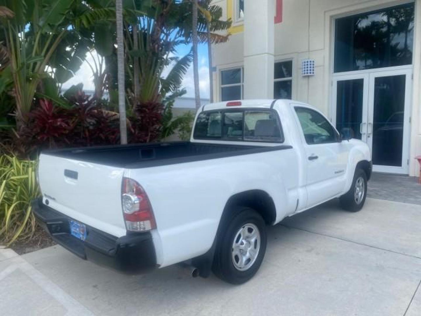 2009 Super White /Graphite Toyota Tacoma LOW MILES 25,398 1 OWNER (5TENX22N19Z) with an 2.7L DOHC EFI 16-Valve I4 VVT-i Engine engine, Automatic transmission, located at 4701 North Dixie Hwy, Pompano Beach, FL, 33064, (954) 422-2889, 26.240938, -80.123474 - OUR WEBPAGE FLORIDACARS1.COM HAS OVER 100 PHOTOS AND FREE CARFAX LINK 2009 TOYOTA TACOMA ICE COLD AC ONE OF A KIND FIND VIN: 5TENX22N19Z601422 5 T E N X 2 2 N 1 9 Z 6 0 1 4 2 2 PICKUP 2.7L I4 F DOHC 16V GASOLINE 28 MPG REAR WHEEL DRIVE Features ABS Brakes AM/FM Stereo Automatic Transmission Auxiliar - Photo#91