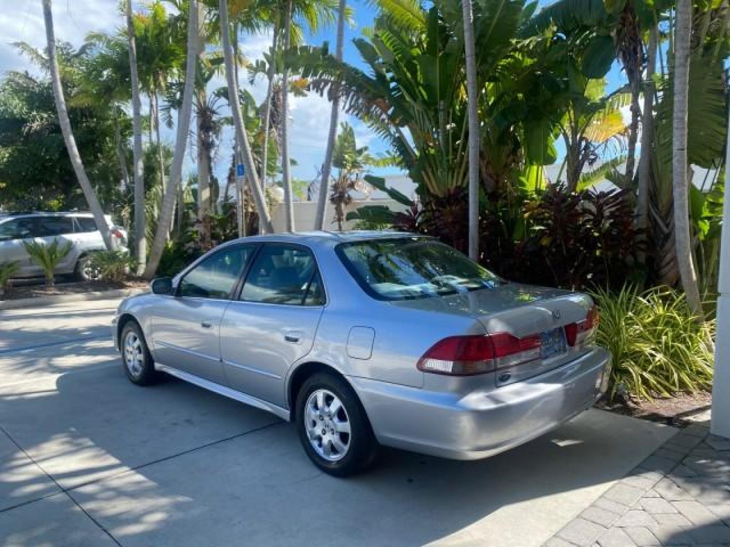 2001 Satin Silver Metallic /Ivory Honda Accord Sdn EX LOW MILES 67,683 (JHMCG56601C) with an 2.3L 16-Valve VTEC I4 LEV-Certified Engine engine, Automatic transmission, located at 4701 North Dixie Hwy, Pompano Beach, FL, 33064, (954) 422-2889, 26.240938, -80.123474 - OUR WEBPAGE FLORIDACARS1.COM HAS OVER 100 PHOTOS AND FREE CARFAX LINK 2001 HONDA ACCORD EX VIN: JHMCG56601C020555 J H M C G 5 6 6 0 1 C 0 2 0 5 5 5 SEDAN 4 DR 2.3L I4 F OHV GASOLINE FRONT WHEEL DRIVE Features ABS Brakes Air Conditioning Alloy Wheels AM/FM Stereo Automatic Transmission Cassette Playe - Photo#5