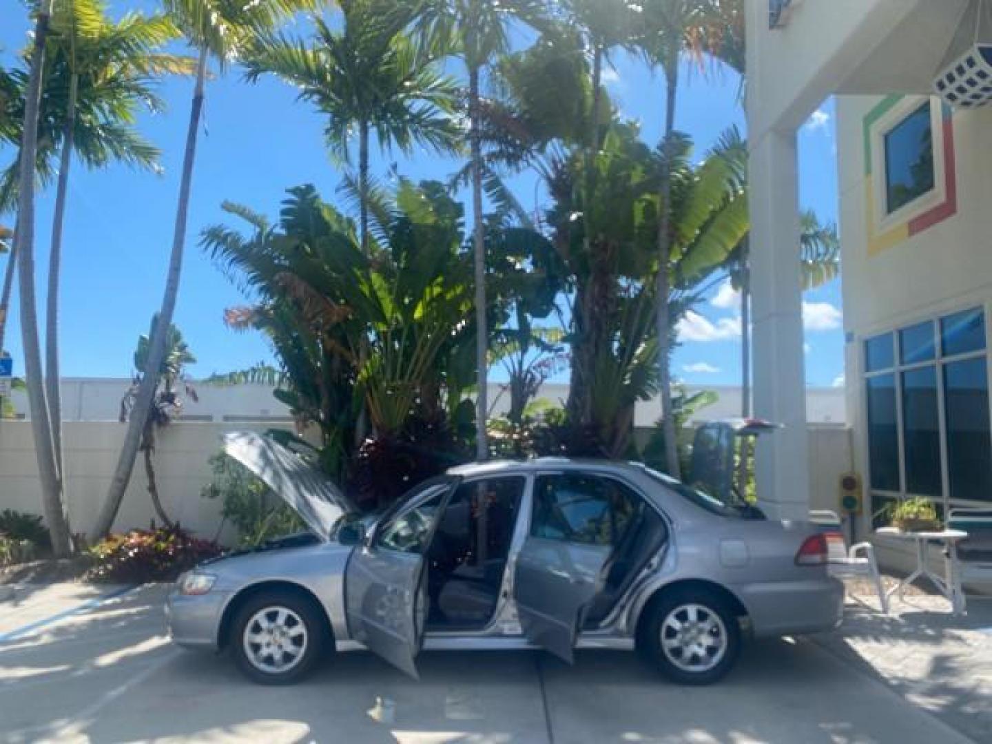 2001 Satin Silver Metallic /Ivory Honda Accord Sdn EX LOW MILES 67,683 (JHMCG56601C) with an 2.3L 16-Valve VTEC I4 LEV-Certified Engine engine, Automatic transmission, located at 4701 North Dixie Hwy, Pompano Beach, FL, 33064, (954) 422-2889, 26.240938, -80.123474 - OUR WEBPAGE FLORIDACARS1.COM HAS OVER 100 PHOTOS AND FREE CARFAX LINK 2001 HONDA ACCORD EX VIN: JHMCG56601C020555 J H M C G 5 6 6 0 1 C 0 2 0 5 5 5 SEDAN 4 DR 2.3L I4 F OHV GASOLINE FRONT WHEEL DRIVE Features ABS Brakes Air Conditioning Alloy Wheels AM/FM Stereo Automatic Transmission Cassette Playe - Photo#8
