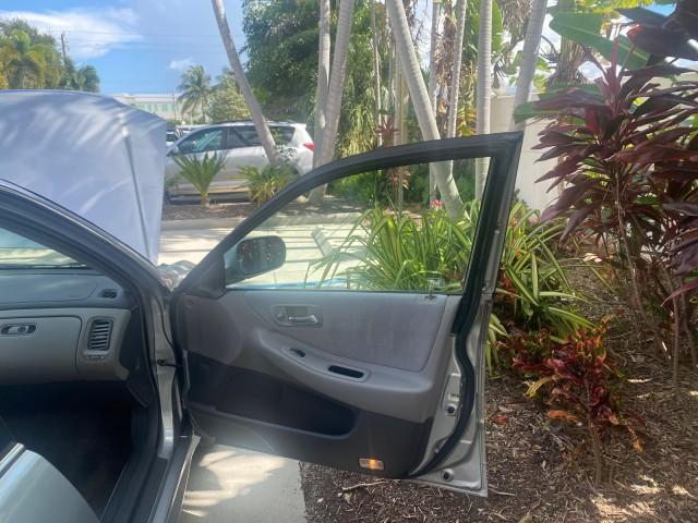 2001 Satin Silver Metallic /Ivory Honda Accord Sdn EX LOW MILES 67,683 (JHMCG56601C) with an 2.3L 16-Valve VTEC I4 LEV-Certified Engine engine, Automatic transmission, located at 4701 North Dixie Hwy, Pompano Beach, FL, 33064, (954) 422-2889, 26.240938, -80.123474 - OUR WEBPAGE FLORIDACARS1.COM HAS OVER 100 PHOTOS AND FREE CARFAX LINK 2001 HONDA ACCORD EX VIN: JHMCG56601C020555 J H M C G 5 6 6 0 1 C 0 2 0 5 5 5 SEDAN 4 DR 2.3L I4 F OHV GASOLINE FRONT WHEEL DRIVE Features ABS Brakes Air Conditioning Alloy Wheels AM/FM Stereo Automatic Transmission Cassette Playe - Photo#11