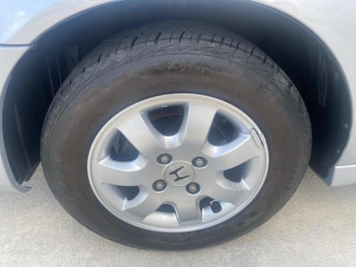 2001 Satin Silver Metallic /Ivory Honda Accord Sdn EX LOW MILES 67,683 (JHMCG56601C) with an 2.3L 16-Valve VTEC I4 LEV-Certified Engine engine, Automatic transmission, located at 4701 North Dixie Hwy, Pompano Beach, FL, 33064, (954) 422-2889, 26.240938, -80.123474 - OUR WEBPAGE FLORIDACARS1.COM HAS OVER 100 PHOTOS AND FREE CARFAX LINK 2001 HONDA ACCORD EX VIN: JHMCG56601C020555 J H M C G 5 6 6 0 1 C 0 2 0 5 5 5 SEDAN 4 DR 2.3L I4 F OHV GASOLINE FRONT WHEEL DRIVE Features ABS Brakes Air Conditioning Alloy Wheels AM/FM Stereo Automatic Transmission Cassette Playe - Photo#18