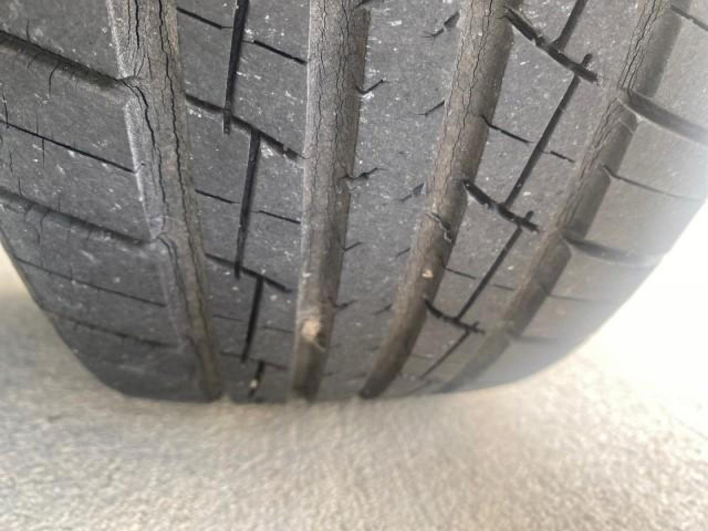 2001 Satin Silver Metallic /Ivory Honda Accord Sdn EX LOW MILES 67,683 (JHMCG56601C) with an 2.3L 16-Valve VTEC I4 LEV-Certified Engine engine, Automatic transmission, located at 4701 North Dixie Hwy, Pompano Beach, FL, 33064, (954) 422-2889, 26.240938, -80.123474 - OUR WEBPAGE FLORIDACARS1.COM HAS OVER 100 PHOTOS AND FREE CARFAX LINK 2001 HONDA ACCORD EX VIN: JHMCG56601C020555 J H M C G 5 6 6 0 1 C 0 2 0 5 5 5 SEDAN 4 DR 2.3L I4 F OHV GASOLINE FRONT WHEEL DRIVE Features ABS Brakes Air Conditioning Alloy Wheels AM/FM Stereo Automatic Transmission Cassette Playe - Photo#19