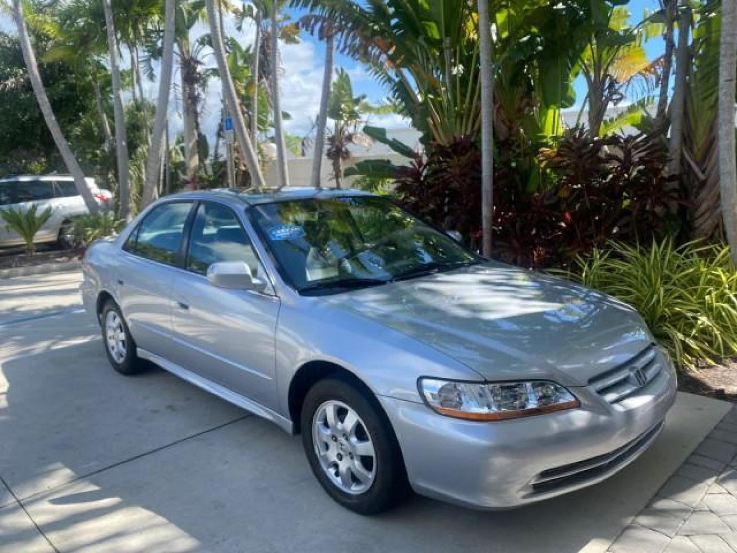 2001 Satin Silver Metallic /Ivory Honda Accord Sdn EX LOW MILES 67,683 (JHMCG56601C) with an 2.3L 16-Valve VTEC I4 LEV-Certified Engine engine, Automatic transmission, located at 4701 North Dixie Hwy, Pompano Beach, FL, 33064, (954) 422-2889, 26.240938, -80.123474 - OUR WEBPAGE FLORIDACARS1.COM HAS OVER 100 PHOTOS AND FREE CARFAX LINK 2001 HONDA ACCORD EX VIN: JHMCG56601C020555 J H M C G 5 6 6 0 1 C 0 2 0 5 5 5 SEDAN 4 DR 2.3L I4 F OHV GASOLINE FRONT WHEEL DRIVE Features ABS Brakes Air Conditioning Alloy Wheels AM/FM Stereo Automatic Transmission Cassette Playe - Photo#23