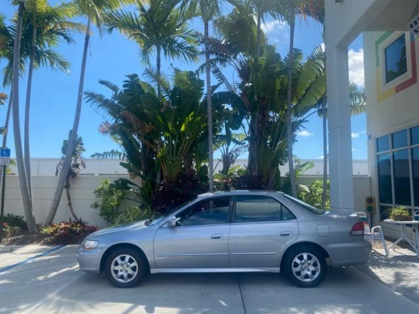2001 Satin Silver Metallic /Ivory Honda Accord Sdn EX LOW MILES 67,683 (JHMCG56601C) with an 2.3L 16-Valve VTEC I4 LEV-Certified Engine engine, Automatic transmission, located at 4701 North Dixie Hwy, Pompano Beach, FL, 33064, (954) 422-2889, 26.240938, -80.123474 - OUR WEBPAGE FLORIDACARS1.COM HAS OVER 100 PHOTOS AND FREE CARFAX LINK 2001 HONDA ACCORD EX VIN: JHMCG56601C020555 J H M C G 5 6 6 0 1 C 0 2 0 5 5 5 SEDAN 4 DR 2.3L I4 F OHV GASOLINE FRONT WHEEL DRIVE Features ABS Brakes Air Conditioning Alloy Wheels AM/FM Stereo Automatic Transmission Cassette Playe - Photo#30