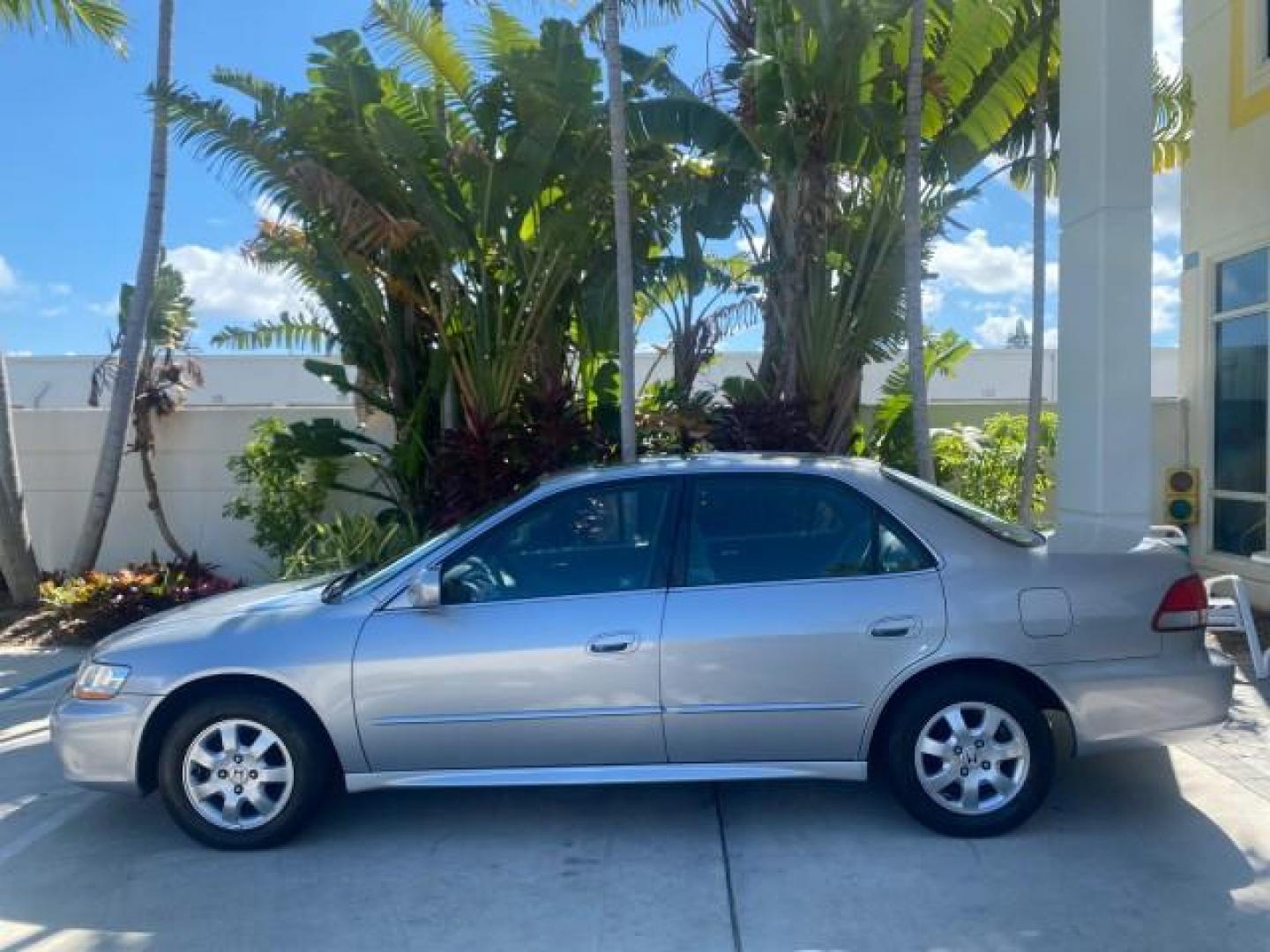 2001 Satin Silver Metallic /Ivory Honda Accord Sdn EX LOW MILES 67,683 (JHMCG56601C) with an 2.3L 16-Valve VTEC I4 LEV-Certified Engine engine, Automatic transmission, located at 4701 North Dixie Hwy, Pompano Beach, FL, 33064, (954) 422-2889, 26.240938, -80.123474 - OUR WEBPAGE FLORIDACARS1.COM HAS OVER 100 PHOTOS AND FREE CARFAX LINK 2001 HONDA ACCORD EX VIN: JHMCG56601C020555 J H M C G 5 6 6 0 1 C 0 2 0 5 5 5 SEDAN 4 DR 2.3L I4 F OHV GASOLINE FRONT WHEEL DRIVE Features ABS Brakes Air Conditioning Alloy Wheels AM/FM Stereo Automatic Transmission Cassette Playe - Photo#31