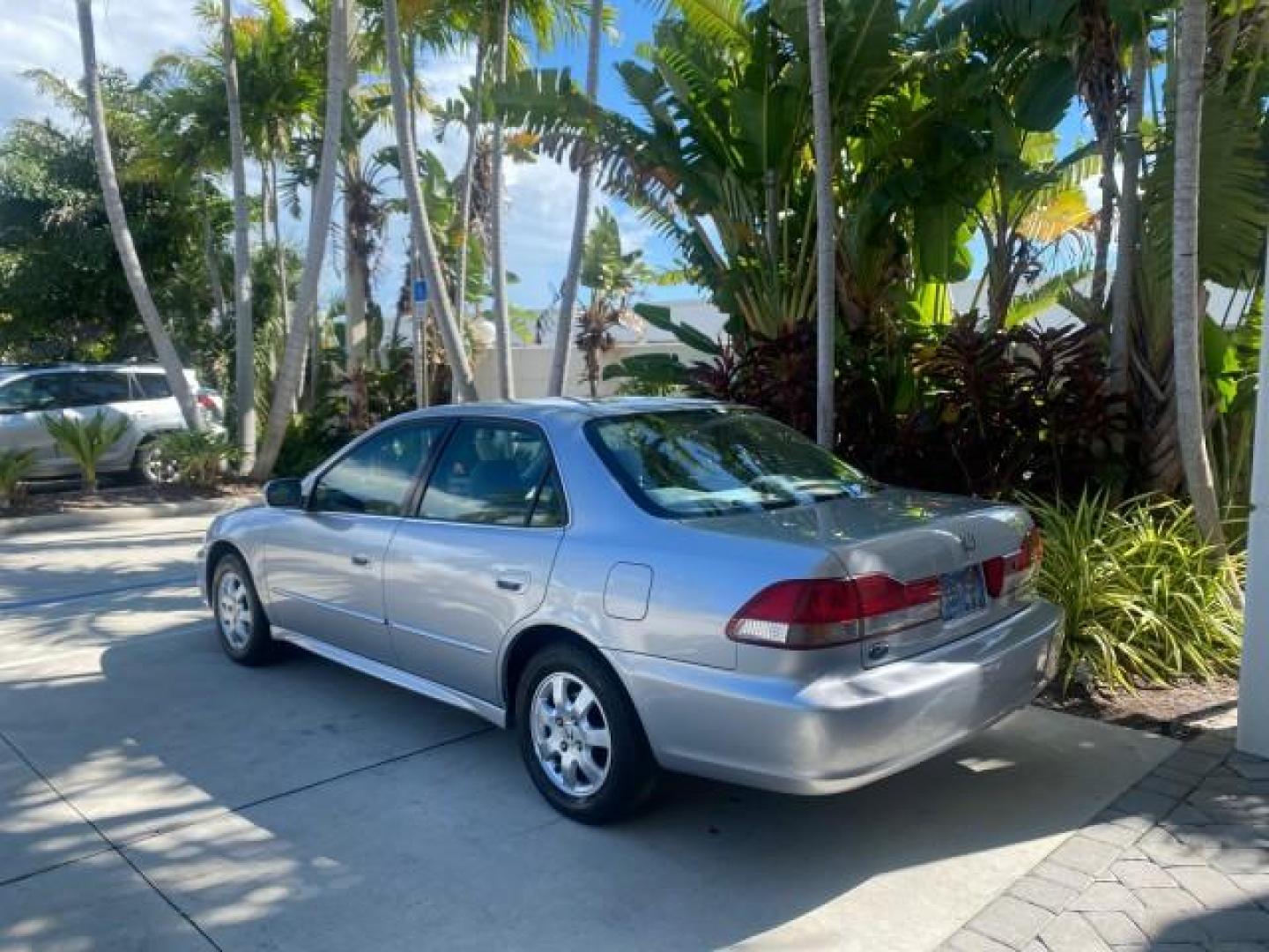 2001 Satin Silver Metallic /Ivory Honda Accord Sdn EX LOW MILES 67,683 (JHMCG56601C) with an 2.3L 16-Valve VTEC I4 LEV-Certified Engine engine, Automatic transmission, located at 4701 North Dixie Hwy, Pompano Beach, FL, 33064, (954) 422-2889, 26.240938, -80.123474 - OUR WEBPAGE FLORIDACARS1.COM HAS OVER 100 PHOTOS AND FREE CARFAX LINK 2001 HONDA ACCORD EX VIN: JHMCG56601C020555 J H M C G 5 6 6 0 1 C 0 2 0 5 5 5 SEDAN 4 DR 2.3L I4 F OHV GASOLINE FRONT WHEEL DRIVE Features ABS Brakes Air Conditioning Alloy Wheels AM/FM Stereo Automatic Transmission Cassette Playe - Photo#32