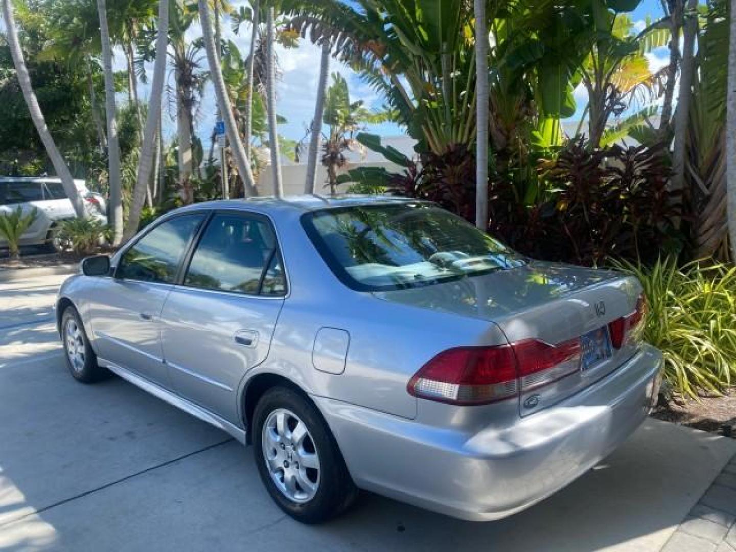 2001 Satin Silver Metallic /Ivory Honda Accord Sdn EX LOW MILES 67,683 (JHMCG56601C) with an 2.3L 16-Valve VTEC I4 LEV-Certified Engine engine, Automatic transmission, located at 4701 North Dixie Hwy, Pompano Beach, FL, 33064, (954) 422-2889, 26.240938, -80.123474 - OUR WEBPAGE FLORIDACARS1.COM HAS OVER 100 PHOTOS AND FREE CARFAX LINK 2001 HONDA ACCORD EX VIN: JHMCG56601C020555 J H M C G 5 6 6 0 1 C 0 2 0 5 5 5 SEDAN 4 DR 2.3L I4 F OHV GASOLINE FRONT WHEEL DRIVE Features ABS Brakes Air Conditioning Alloy Wheels AM/FM Stereo Automatic Transmission Cassette Playe - Photo#33