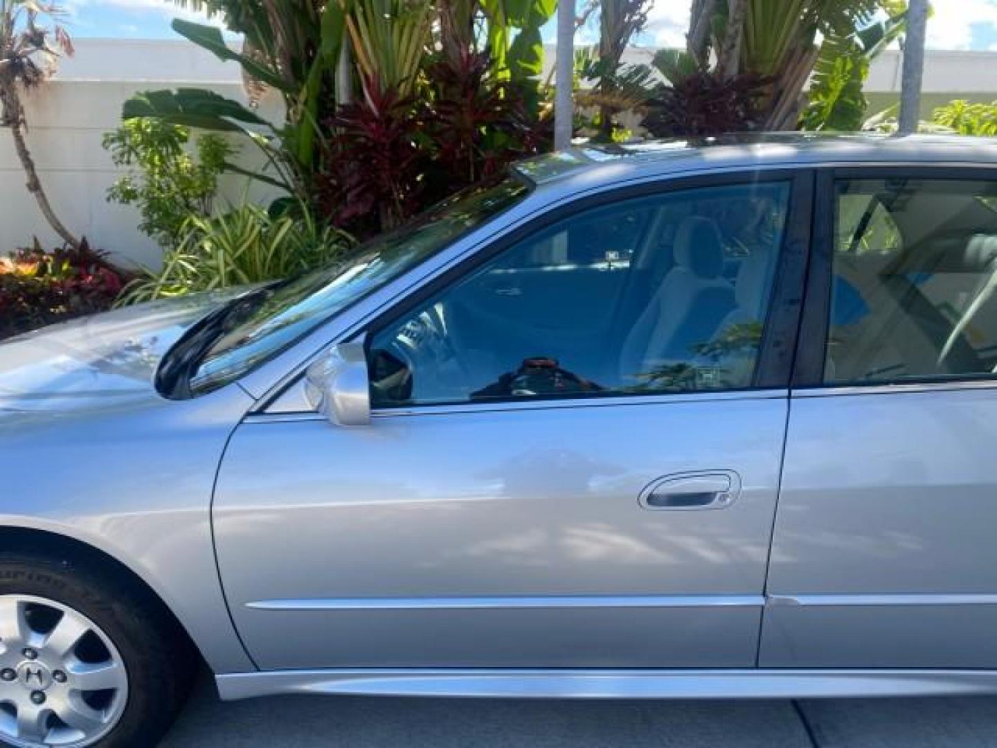 2001 Satin Silver Metallic /Ivory Honda Accord Sdn EX LOW MILES 67,683 (JHMCG56601C) with an 2.3L 16-Valve VTEC I4 LEV-Certified Engine engine, Automatic transmission, located at 4701 North Dixie Hwy, Pompano Beach, FL, 33064, (954) 422-2889, 26.240938, -80.123474 - OUR WEBPAGE FLORIDACARS1.COM HAS OVER 100 PHOTOS AND FREE CARFAX LINK 2001 HONDA ACCORD EX VIN: JHMCG56601C020555 J H M C G 5 6 6 0 1 C 0 2 0 5 5 5 SEDAN 4 DR 2.3L I4 F OHV GASOLINE FRONT WHEEL DRIVE Features ABS Brakes Air Conditioning Alloy Wheels AM/FM Stereo Automatic Transmission Cassette Playe - Photo#36