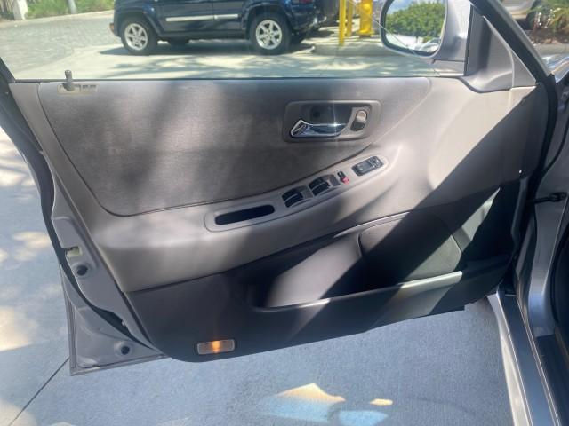 2001 Satin Silver Metallic /Ivory Honda Accord Sdn EX LOW MILES 67,683 (JHMCG56601C) with an 2.3L 16-Valve VTEC I4 LEV-Certified Engine engine, Automatic transmission, located at 4701 North Dixie Hwy, Pompano Beach, FL, 33064, (954) 422-2889, 26.240938, -80.123474 - OUR WEBPAGE FLORIDACARS1.COM HAS OVER 100 PHOTOS AND FREE CARFAX LINK 2001 HONDA ACCORD EX VIN: JHMCG56601C020555 J H M C G 5 6 6 0 1 C 0 2 0 5 5 5 SEDAN 4 DR 2.3L I4 F OHV GASOLINE FRONT WHEEL DRIVE Features ABS Brakes Air Conditioning Alloy Wheels AM/FM Stereo Automatic Transmission Cassette Playe - Photo#42