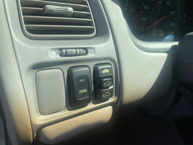 2001 Satin Silver Metallic /Ivory Honda Accord Sdn EX LOW MILES 67,683 (JHMCG56601C) with an 2.3L 16-Valve VTEC I4 LEV-Certified Engine engine, Automatic transmission, located at 4701 North Dixie Hwy, Pompano Beach, FL, 33064, (954) 422-2889, 26.240938, -80.123474 - OUR WEBPAGE FLORIDACARS1.COM HAS OVER 100 PHOTOS AND FREE CARFAX LINK 2001 HONDA ACCORD EX VIN: JHMCG56601C020555 J H M C G 5 6 6 0 1 C 0 2 0 5 5 5 SEDAN 4 DR 2.3L I4 F OHV GASOLINE FRONT WHEEL DRIVE Features ABS Brakes Air Conditioning Alloy Wheels AM/FM Stereo Automatic Transmission Cassette Playe - Photo#53