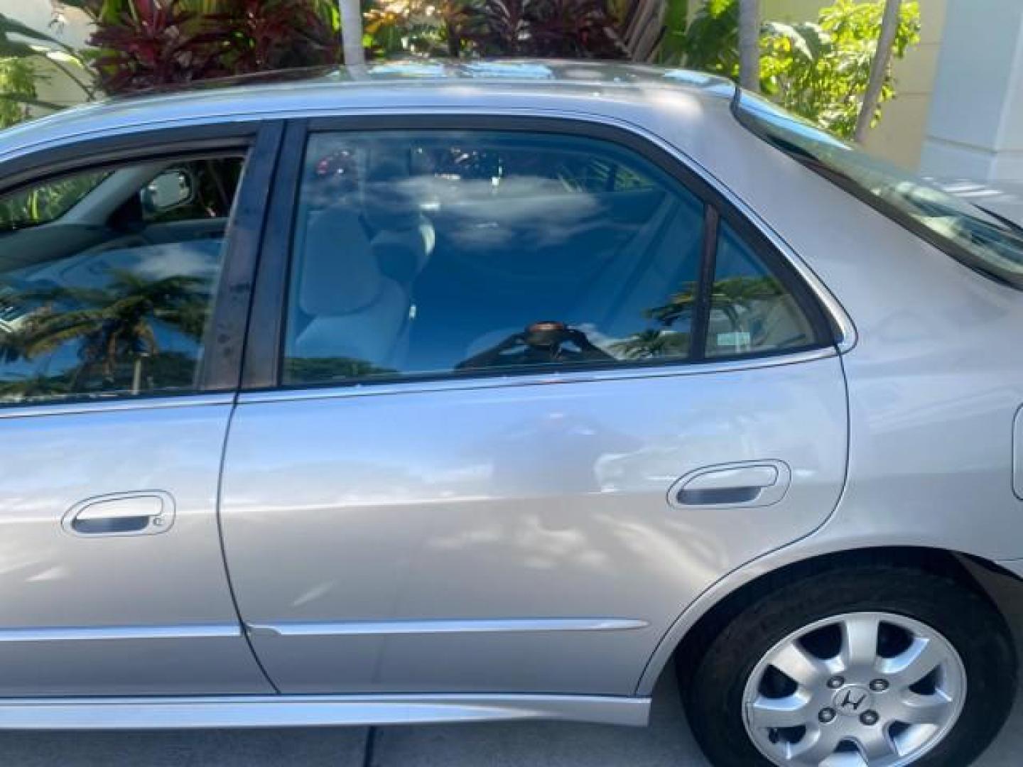 2001 Satin Silver Metallic /Ivory Honda Accord Sdn EX LOW MILES 67,683 (JHMCG56601C) with an 2.3L 16-Valve VTEC I4 LEV-Certified Engine engine, Automatic transmission, located at 4701 North Dixie Hwy, Pompano Beach, FL, 33064, (954) 422-2889, 26.240938, -80.123474 - OUR WEBPAGE FLORIDACARS1.COM HAS OVER 100 PHOTOS AND FREE CARFAX LINK 2001 HONDA ACCORD EX VIN: JHMCG56601C020555 J H M C G 5 6 6 0 1 C 0 2 0 5 5 5 SEDAN 4 DR 2.3L I4 F OHV GASOLINE FRONT WHEEL DRIVE Features ABS Brakes Air Conditioning Alloy Wheels AM/FM Stereo Automatic Transmission Cassette Playe - Photo#72