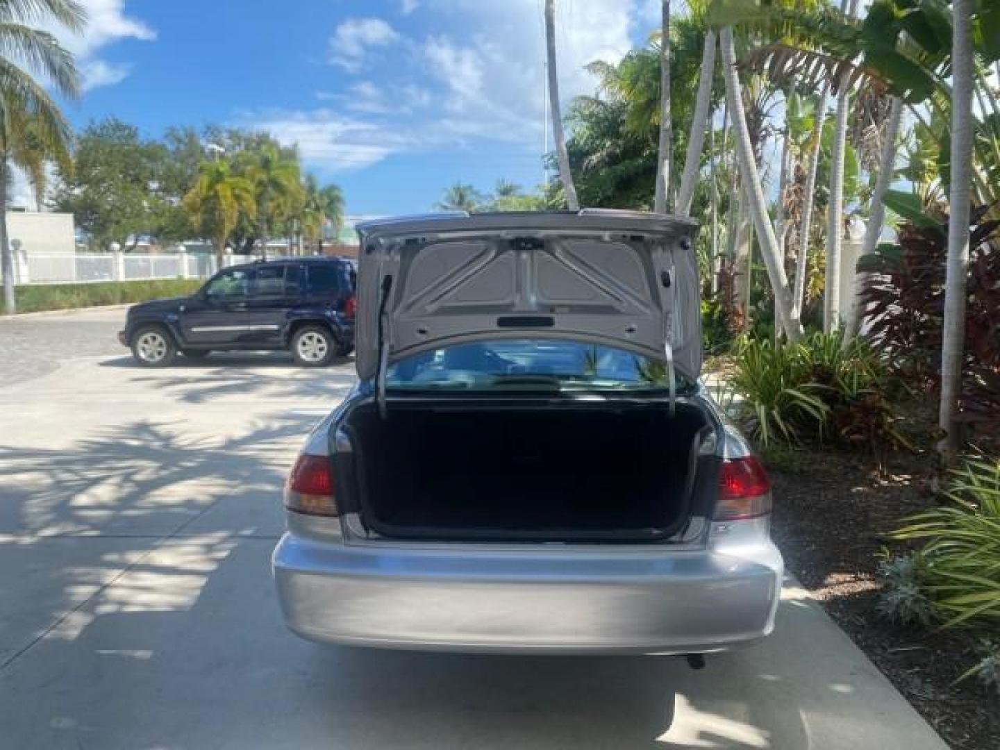 2001 Satin Silver Metallic /Ivory Honda Accord Sdn EX LOW MILES 67,683 (JHMCG56601C) with an 2.3L 16-Valve VTEC I4 LEV-Certified Engine engine, Automatic transmission, located at 4701 North Dixie Hwy, Pompano Beach, FL, 33064, (954) 422-2889, 26.240938, -80.123474 - OUR WEBPAGE FLORIDACARS1.COM HAS OVER 100 PHOTOS AND FREE CARFAX LINK 2001 HONDA ACCORD EX VIN: JHMCG56601C020555 J H M C G 5 6 6 0 1 C 0 2 0 5 5 5 SEDAN 4 DR 2.3L I4 F OHV GASOLINE FRONT WHEEL DRIVE Features ABS Brakes Air Conditioning Alloy Wheels AM/FM Stereo Automatic Transmission Cassette Playe - Photo#94