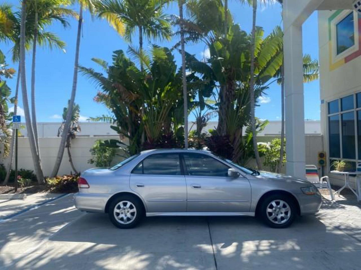 2001 Satin Silver Metallic /Ivory Honda Accord Sdn EX LOW MILES 67,683 (JHMCG56601C) with an 2.3L 16-Valve VTEC I4 LEV-Certified Engine engine, Automatic transmission, located at 4701 North Dixie Hwy, Pompano Beach, FL, 33064, (954) 422-2889, 26.240938, -80.123474 - OUR WEBPAGE FLORIDACARS1.COM HAS OVER 100 PHOTOS AND FREE CARFAX LINK 2001 HONDA ACCORD EX VIN: JHMCG56601C020555 J H M C G 5 6 6 0 1 C 0 2 0 5 5 5 SEDAN 4 DR 2.3L I4 F OHV GASOLINE FRONT WHEEL DRIVE Features ABS Brakes Air Conditioning Alloy Wheels AM/FM Stereo Automatic Transmission Cassette Playe - Photo#99