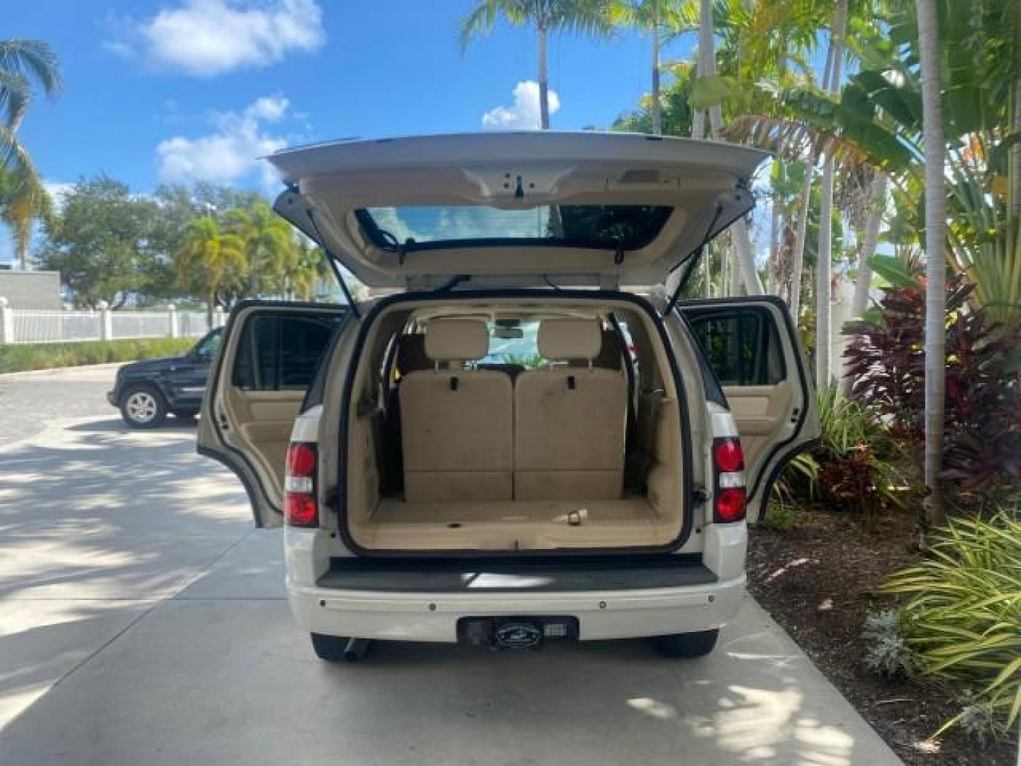 2006 Silver Birch Metallic /Camel Ford Explorer Limited LOW MILES 58,581 (1FMEU65E56U) with an 4.0L SOHC V6 Engine engine, Automatic transmission, located at 4701 North Dixie Hwy, Pompano Beach, FL, 33064, (954) 422-2889, 26.240938, -80.123474 - OUR WEBPAGE FLORIDACARS1.COM HAS OVER 100 PHOTOS AND FREE CARFAX LINK 2006 FORD EXPLORER LIMITED VIN: 1FMEU65E56UB51544 1 F M E U 6 5 E 5 6 U B 5 1 5 4 4 4 DOOR WAGON/SPORT UTILITY 4.0L V6 F SOHC GASOLINE REAR WHEEL DRIVE Features ABS Brakes Air Conditioning Alloy Wheels AM/FM Stereo Audiophile Soun - Photo#15