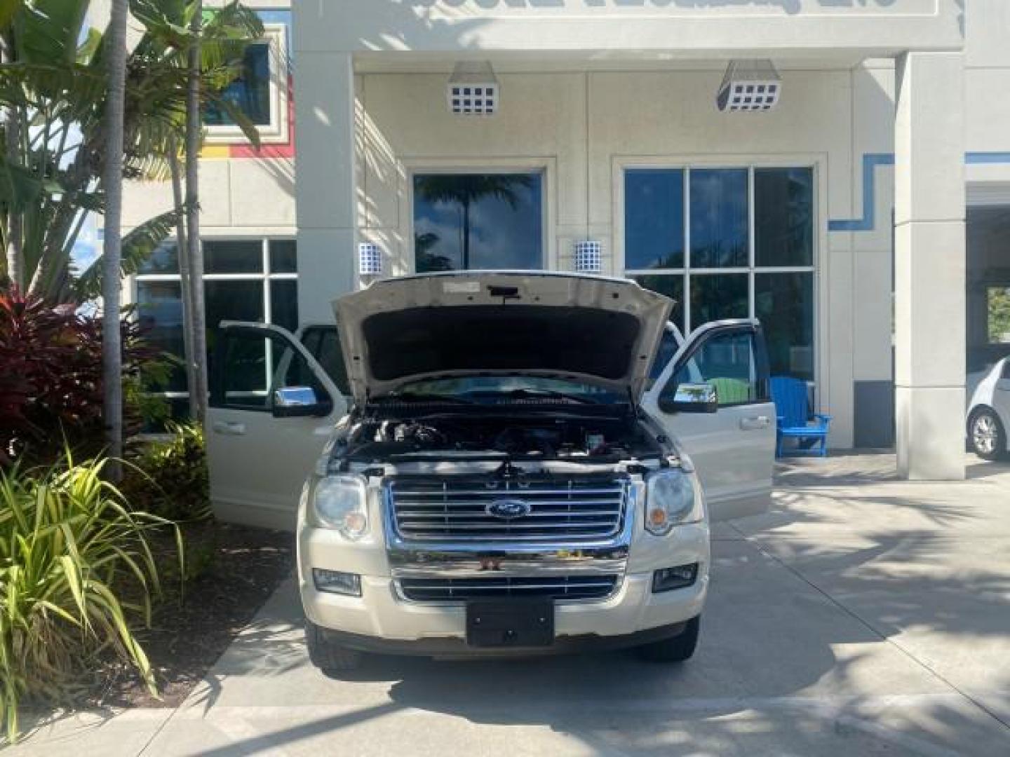 2006 Silver Birch Metallic /Camel Ford Explorer Limited LOW MILES 58,581 (1FMEU65E56U) with an 4.0L SOHC V6 Engine engine, Automatic transmission, located at 4701 North Dixie Hwy, Pompano Beach, FL, 33064, (954) 422-2889, 26.240938, -80.123474 - OUR WEBPAGE FLORIDACARS1.COM HAS OVER 100 PHOTOS AND FREE CARFAX LINK 2006 FORD EXPLORER LIMITED VIN: 1FMEU65E56UB51544 1 F M E U 6 5 E 5 6 U B 5 1 5 4 4 4 DOOR WAGON/SPORT UTILITY 4.0L V6 F SOHC GASOLINE REAR WHEEL DRIVE Features ABS Brakes Air Conditioning Alloy Wheels AM/FM Stereo Audiophile Soun - Photo#16