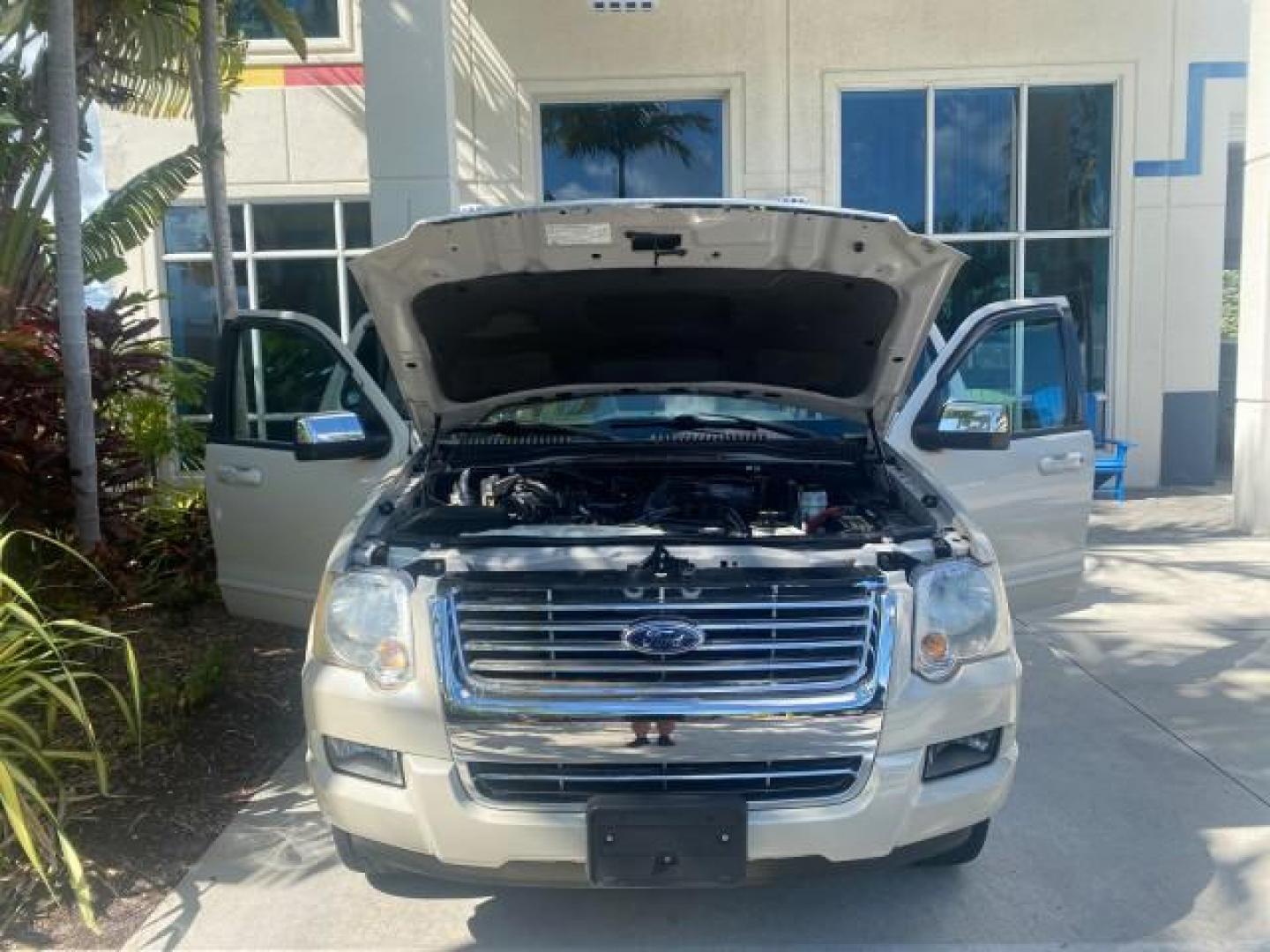 2006 Silver Birch Metallic /Camel Ford Explorer Limited LOW MILES 58,581 (1FMEU65E56U) with an 4.0L SOHC V6 Engine engine, Automatic transmission, located at 4701 North Dixie Hwy, Pompano Beach, FL, 33064, (954) 422-2889, 26.240938, -80.123474 - OUR WEBPAGE FLORIDACARS1.COM HAS OVER 100 PHOTOS AND FREE CARFAX LINK 2006 FORD EXPLORER LIMITED VIN: 1FMEU65E56UB51544 1 F M E U 6 5 E 5 6 U B 5 1 5 4 4 4 DOOR WAGON/SPORT UTILITY 4.0L V6 F SOHC GASOLINE REAR WHEEL DRIVE Features ABS Brakes Air Conditioning Alloy Wheels AM/FM Stereo Audiophile Soun - Photo#17