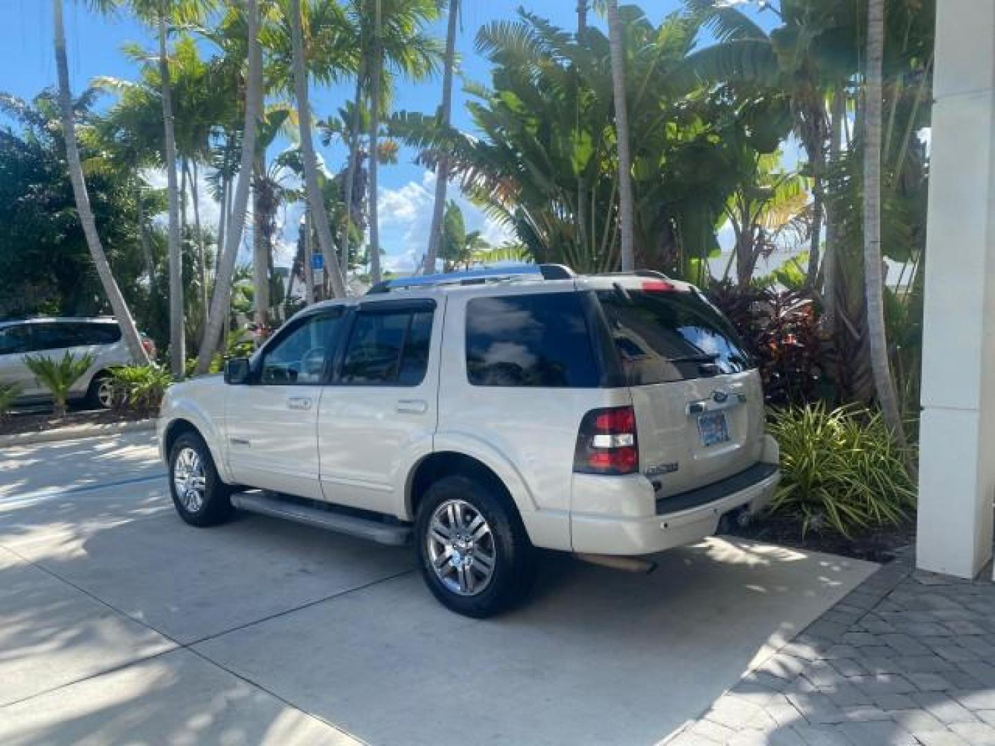 2006 Silver Birch Metallic /Camel Ford Explorer Limited LOW MILES 58,581 (1FMEU65E56U) with an 4.0L SOHC V6 Engine engine, Automatic transmission, located at 4701 North Dixie Hwy, Pompano Beach, FL, 33064, (954) 422-2889, 26.240938, -80.123474 - OUR WEBPAGE FLORIDACARS1.COM HAS OVER 100 PHOTOS AND FREE CARFAX LINK 2006 FORD EXPLORER LIMITED VIN: 1FMEU65E56UB51544 1 F M E U 6 5 E 5 6 U B 5 1 5 4 4 4 DOOR WAGON/SPORT UTILITY 4.0L V6 F SOHC GASOLINE REAR WHEEL DRIVE Features ABS Brakes Air Conditioning Alloy Wheels AM/FM Stereo Audiophile Soun - Photo#33