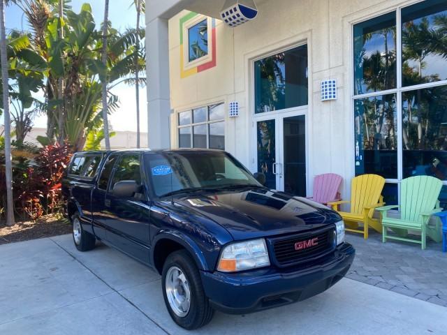 2001 Indigo Blue Metallic /Graphite GMC Sonoma X CAB SLS LOW MILES 70,869 (1GTCS19W618) with an 4.3L Vortec 1000 SFI V6 Engine engine, Automatic transmission, located at 4701 North Dixie Hwy, Pompano Beach, FL, 33064, (954) 422-2889, 26.240938, -80.123474 - OUR WEBPAGE FLORIDACARS1.COM HAS OVER 100 PHOTOS AND FREE CARFAX LINK 2001 GMC SONOMA SL EXTRACAB AUTO AC VIN: 1GTCS19W618237485 1 G T C S 1 9 W 6 1 8 2 3 7 4 8 5 CLUB CAB PICKUP 4.3L V6 F GASOLINE REAR WHEEL DRIVE Features ABS Brakes Air Conditioning Alloy Wheels AM/FM Stereo Automatic Transmission - Photo#1