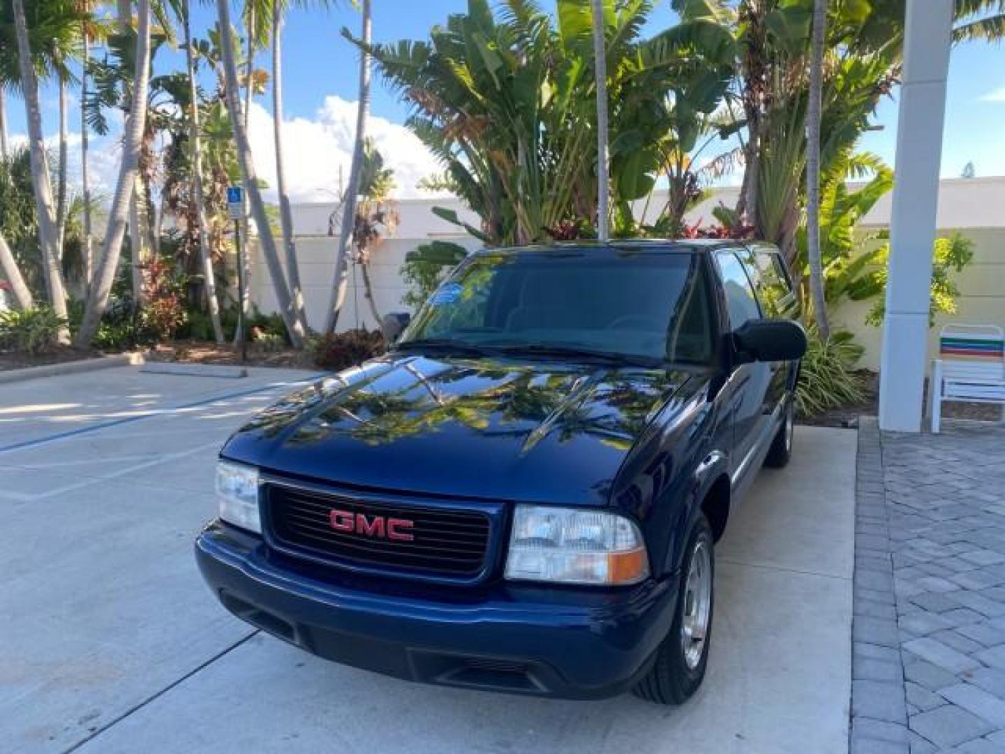 2001 Indigo Blue Metallic /Graphite GMC Sonoma X CAB SLS LOW MILES 70,869 (1GTCS19W618) with an 4.3L Vortec 1000 SFI V6 Engine engine, Automatic transmission, located at 4701 North Dixie Hwy, Pompano Beach, FL, 33064, (954) 422-2889, 26.240938, -80.123474 - OUR WEBPAGE FLORIDACARS1.COM HAS OVER 100 PHOTOS AND FREE CARFAX LINK 2001 GMC SONOMA SL EXTRACAB AUTO AC VIN: 1GTCS19W618237485 1 G T C S 1 9 W 6 1 8 2 3 7 4 8 5 CLUB CAB PICKUP 4.3L V6 F GASOLINE REAR WHEEL DRIVE Features ABS Brakes Air Conditioning Alloy Wheels AM/FM Stereo Automatic Transmission - Photo#3