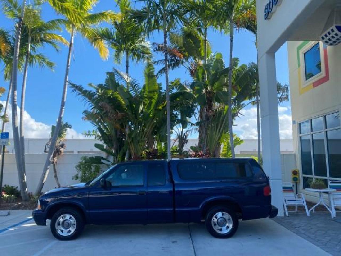 2001 Indigo Blue Metallic /Graphite GMC Sonoma X CAB SLS LOW MILES 70,869 (1GTCS19W618) with an 4.3L Vortec 1000 SFI V6 Engine engine, Automatic transmission, located at 4701 North Dixie Hwy, Pompano Beach, FL, 33064, (954) 422-2889, 26.240938, -80.123474 - OUR WEBPAGE FLORIDACARS1.COM HAS OVER 100 PHOTOS AND FREE CARFAX LINK 2001 GMC SONOMA SL EXTRACAB AUTO AC VIN: 1GTCS19W618237485 1 G T C S 1 9 W 6 1 8 2 3 7 4 8 5 CLUB CAB PICKUP 4.3L V6 F GASOLINE REAR WHEEL DRIVE Features ABS Brakes Air Conditioning Alloy Wheels AM/FM Stereo Automatic Transmission - Photo#4