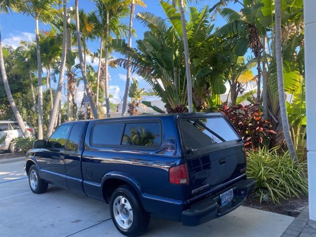 2001 Indigo Blue Metallic /Graphite GMC Sonoma X CAB SLS LOW MILES 70,869 (1GTCS19W618) with an 4.3L Vortec 1000 SFI V6 Engine engine, Automatic transmission, located at 4701 North Dixie Hwy, Pompano Beach, FL, 33064, (954) 422-2889, 26.240938, -80.123474 - OUR WEBPAGE FLORIDACARS1.COM HAS OVER 100 PHOTOS AND FREE CARFAX LINK 2001 GMC SONOMA SL EXTRACAB AUTO AC VIN: 1GTCS19W618237485 1 G T C S 1 9 W 6 1 8 2 3 7 4 8 5 CLUB CAB PICKUP 4.3L V6 F GASOLINE REAR WHEEL DRIVE Features ABS Brakes Air Conditioning Alloy Wheels AM/FM Stereo Automatic Transmission - Photo#5