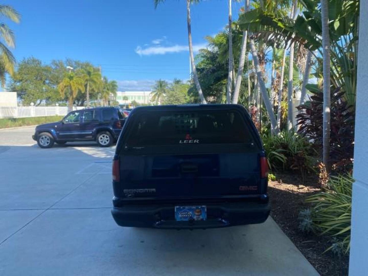 2001 Indigo Blue Metallic /Graphite GMC Sonoma X CAB SLS LOW MILES 70,869 (1GTCS19W618) with an 4.3L Vortec 1000 SFI V6 Engine engine, Automatic transmission, located at 4701 North Dixie Hwy, Pompano Beach, FL, 33064, (954) 422-2889, 26.240938, -80.123474 - OUR WEBPAGE FLORIDACARS1.COM HAS OVER 100 PHOTOS AND FREE CARFAX LINK 2001 GMC SONOMA SL EXTRACAB AUTO AC VIN: 1GTCS19W618237485 1 G T C S 1 9 W 6 1 8 2 3 7 4 8 5 CLUB CAB PICKUP 4.3L V6 F GASOLINE REAR WHEEL DRIVE Features ABS Brakes Air Conditioning Alloy Wheels AM/FM Stereo Automatic Transmission - Photo#6
