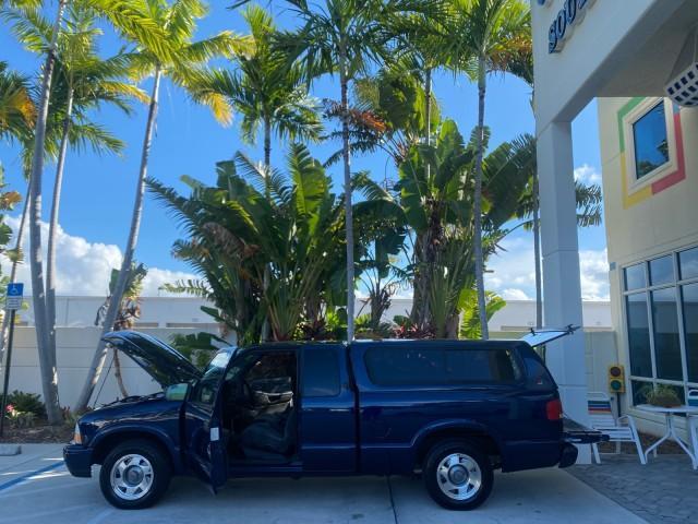 2001 Indigo Blue Metallic /Graphite GMC Sonoma X CAB SLS LOW MILES 70,869 (1GTCS19W618) with an 4.3L Vortec 1000 SFI V6 Engine engine, Automatic transmission, located at 4701 North Dixie Hwy, Pompano Beach, FL, 33064, (954) 422-2889, 26.240938, -80.123474 - OUR WEBPAGE FLORIDACARS1.COM HAS OVER 100 PHOTOS AND FREE CARFAX LINK 2001 GMC SONOMA SL EXTRACAB AUTO AC VIN: 1GTCS19W618237485 1 G T C S 1 9 W 6 1 8 2 3 7 4 8 5 CLUB CAB PICKUP 4.3L V6 F GASOLINE REAR WHEEL DRIVE Features ABS Brakes Air Conditioning Alloy Wheels AM/FM Stereo Automatic Transmission - Photo#8