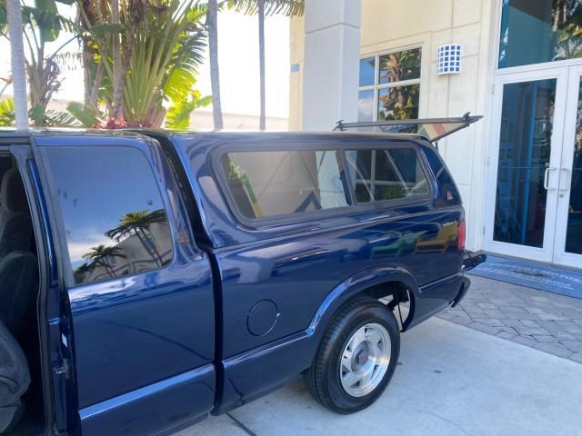 2001 Indigo Blue Metallic /Graphite GMC Sonoma X CAB SLS LOW MILES 70,869 (1GTCS19W618) with an 4.3L Vortec 1000 SFI V6 Engine engine, Automatic transmission, located at 4701 North Dixie Hwy, Pompano Beach, FL, 33064, (954) 422-2889, 26.240938, -80.123474 - OUR WEBPAGE FLORIDACARS1.COM HAS OVER 100 PHOTOS AND FREE CARFAX LINK 2001 GMC SONOMA SL EXTRACAB AUTO AC VIN: 1GTCS19W618237485 1 G T C S 1 9 W 6 1 8 2 3 7 4 8 5 CLUB CAB PICKUP 4.3L V6 F GASOLINE REAR WHEEL DRIVE Features ABS Brakes Air Conditioning Alloy Wheels AM/FM Stereo Automatic Transmission - Photo#13