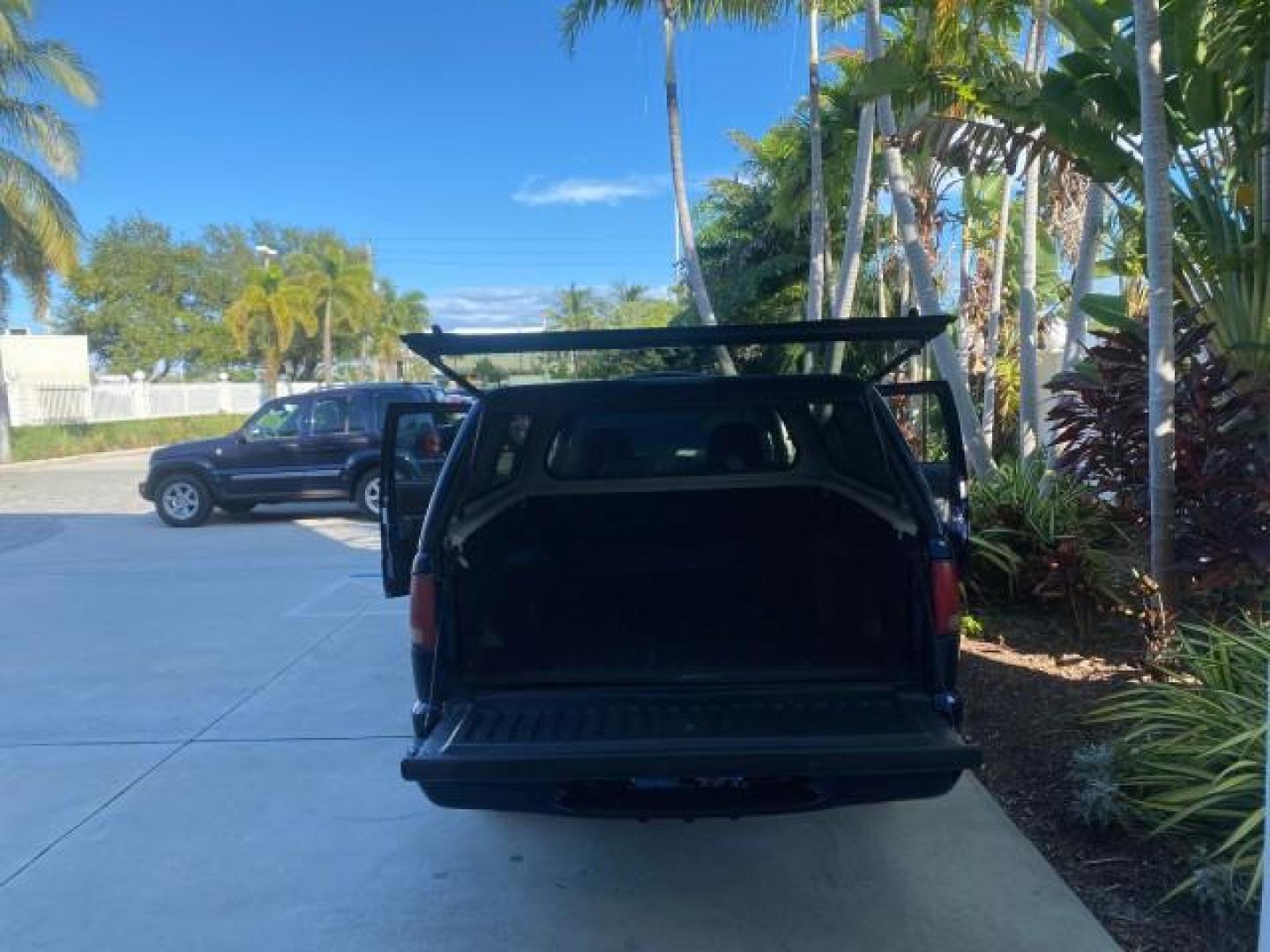 2001 Indigo Blue Metallic /Graphite GMC Sonoma X CAB SLS LOW MILES 70,869 (1GTCS19W618) with an 4.3L Vortec 1000 SFI V6 Engine engine, Automatic transmission, located at 4701 North Dixie Hwy, Pompano Beach, FL, 33064, (954) 422-2889, 26.240938, -80.123474 - OUR WEBPAGE FLORIDACARS1.COM HAS OVER 100 PHOTOS AND FREE CARFAX LINK 2001 GMC SONOMA SL EXTRACAB AUTO AC VIN: 1GTCS19W618237485 1 G T C S 1 9 W 6 1 8 2 3 7 4 8 5 CLUB CAB PICKUP 4.3L V6 F GASOLINE REAR WHEEL DRIVE Features ABS Brakes Air Conditioning Alloy Wheels AM/FM Stereo Automatic Transmission - Photo#15